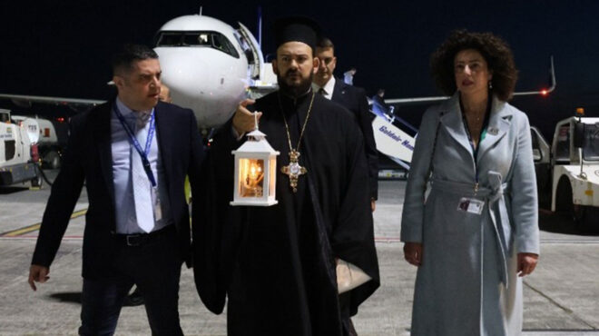 το-αγιο-φως-έφτασε-λίγο-πριν-τις-21-00-στο-αε-563573392