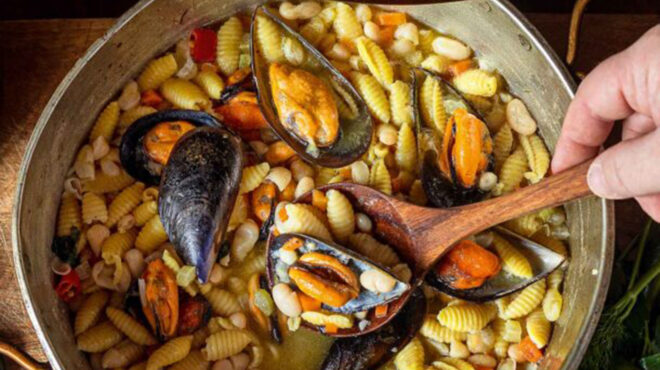 pasta-e-fagioli-con-le-cozze-ζυμαρικά-με-φασόλια-και-μύδια-563569072
