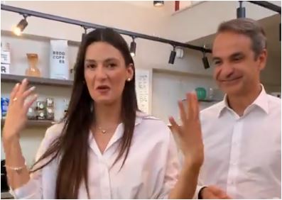 μητσοτάκης-επίσκεψη-σε-καφέ-που-άνοιξ-563631139