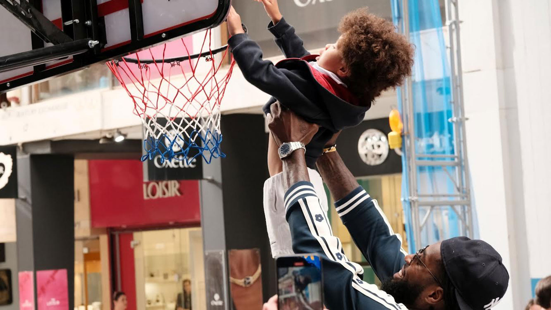 Λεσόρ και AntetokounBros στα παρκέ της Μυκόνου-1