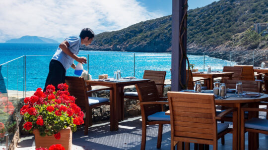 Αγορά εργασίας: Στο κυνήγι εποχικών σερβιτόρων