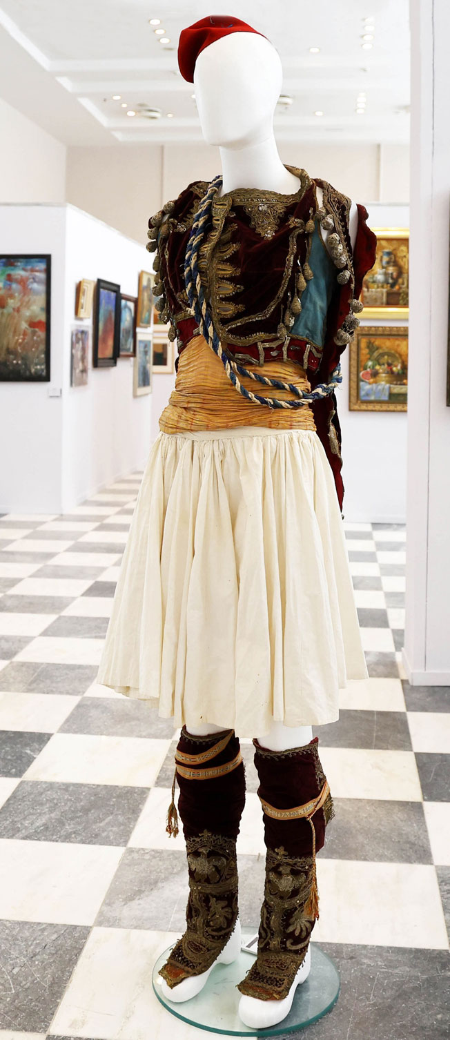 Στο σφυρί η φουστανέλα του Θεόφιλου-1