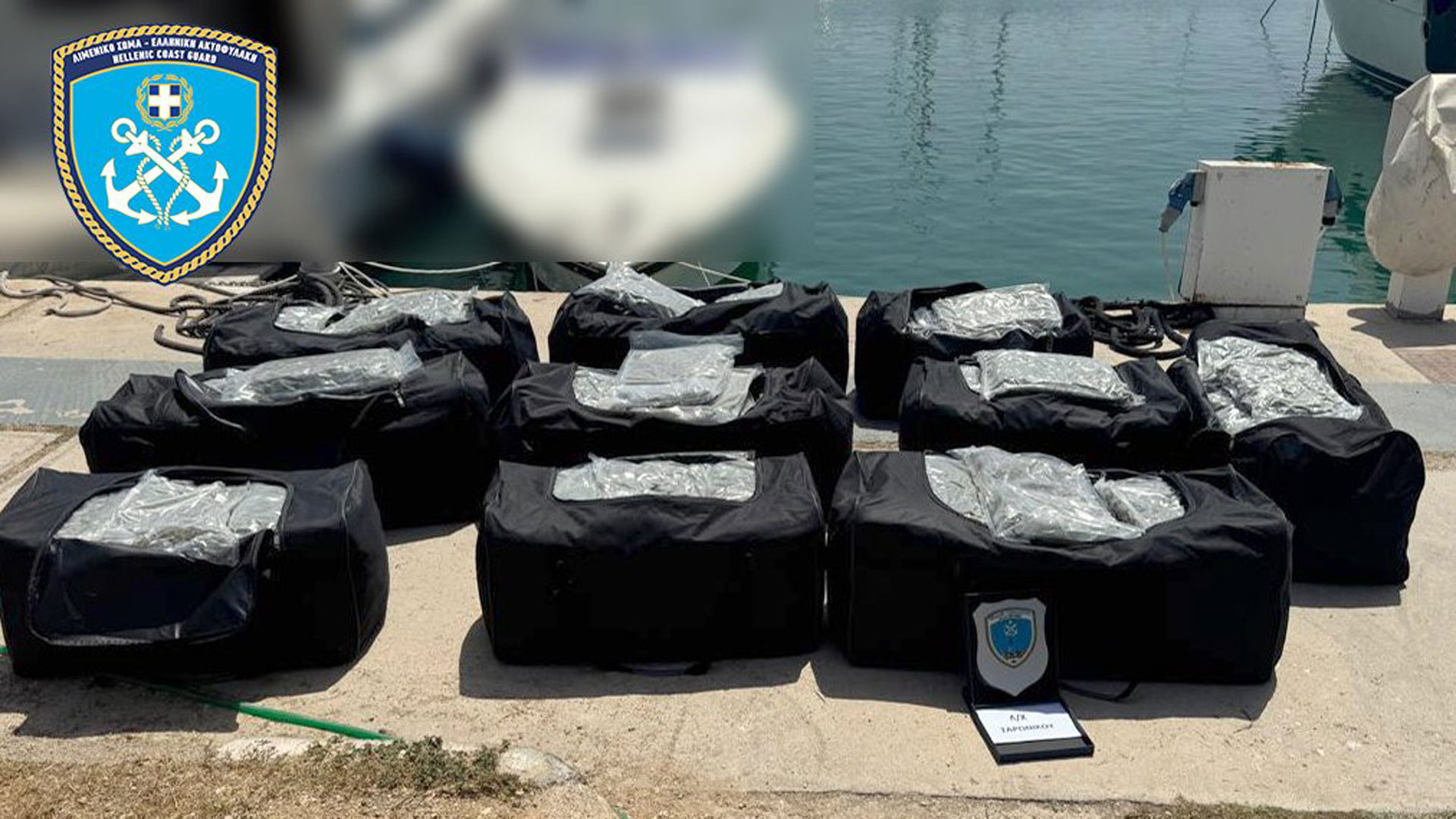 Γλυφάδα: Εντοπίστηκαν 194 κιλά κάνναβης σε σκάφος χωρίς επιβαίνοντες-2