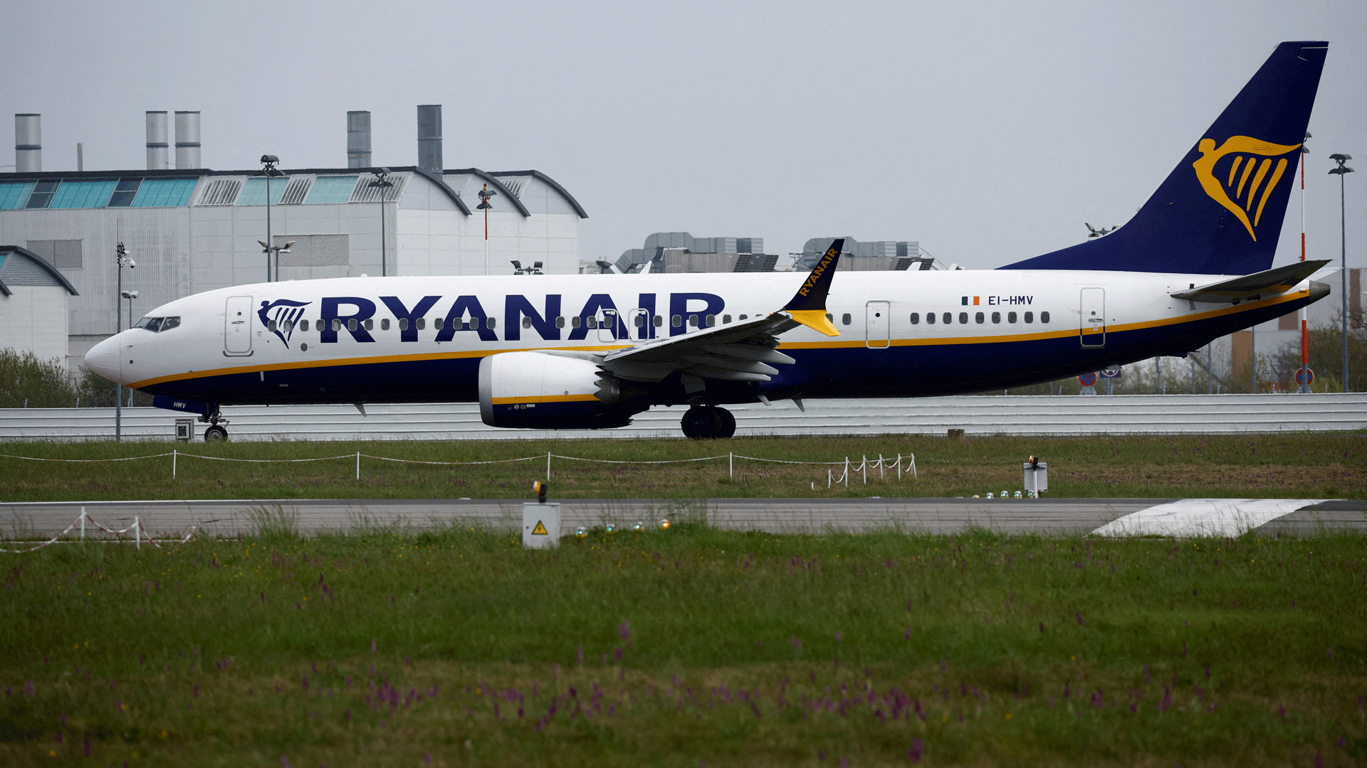 η-ryanair-αυξάνει-τις-τιμές-των-εισιτηρίων-563620387