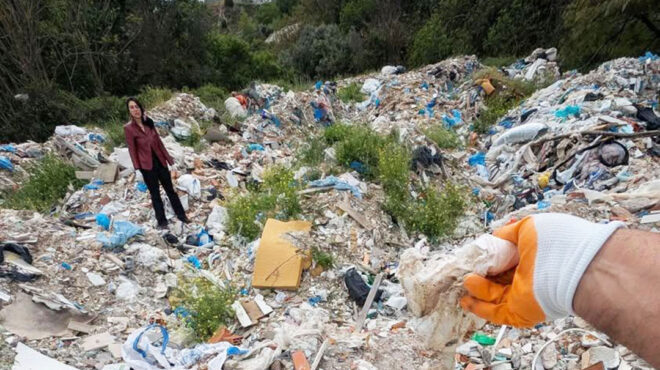 ορφανή-η-παράνομη-χωματερή-δίπλα-στ-563590717