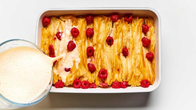 πατσαβουρόπιτα-με-κρέμα-και-φράουλες-563600878