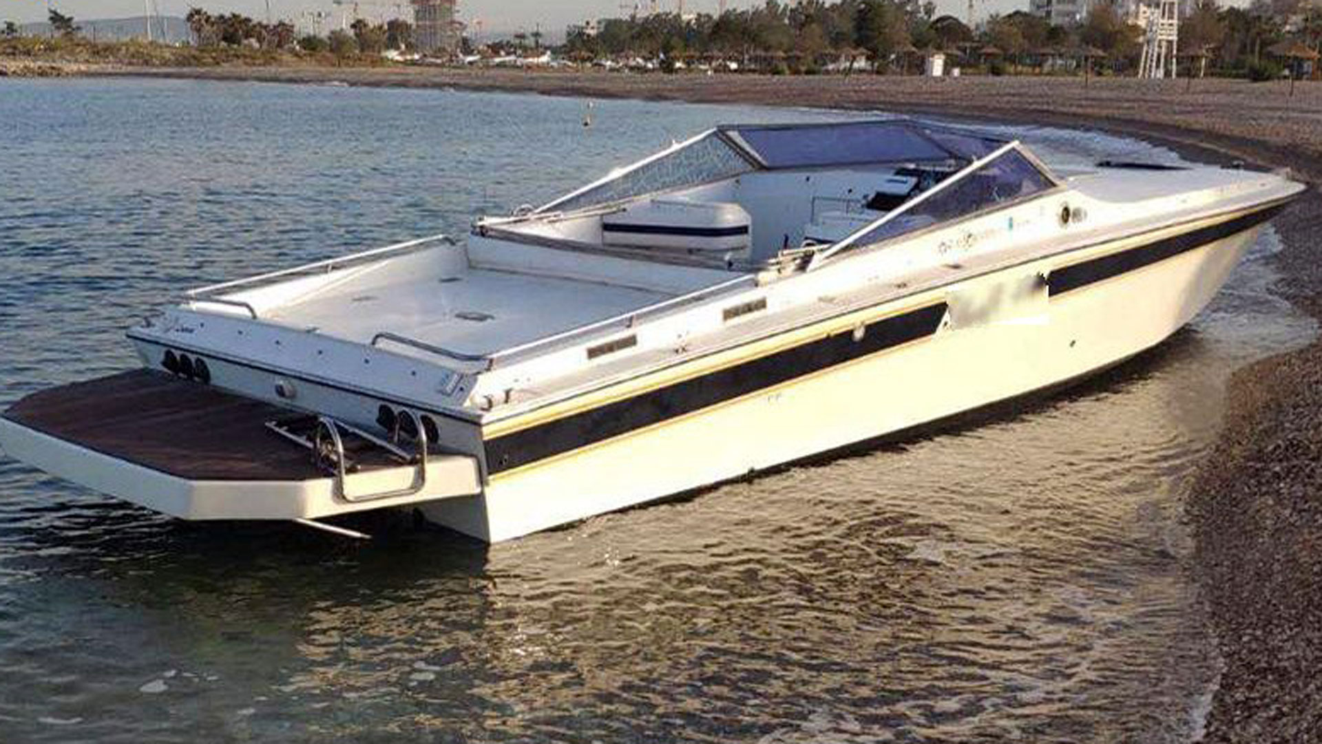 Γλυφάδα: Εντοπίστηκαν 194 κιλά κάνναβης σε σκάφος χωρίς επιβαίνοντες-1