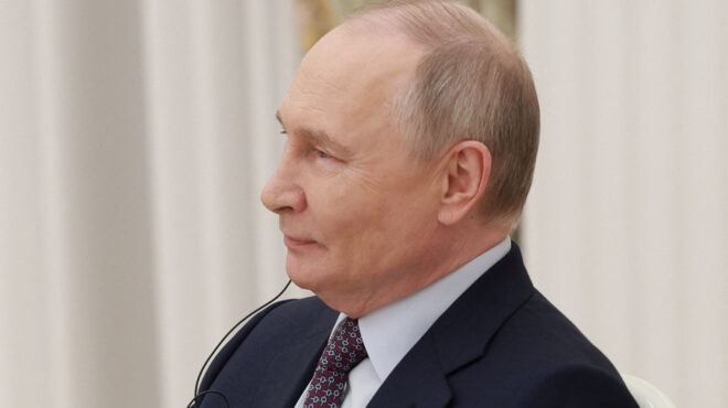 bloomberg-ο-τραμπ-σκέφτεται-δασμούς-500-για-τις-563591629