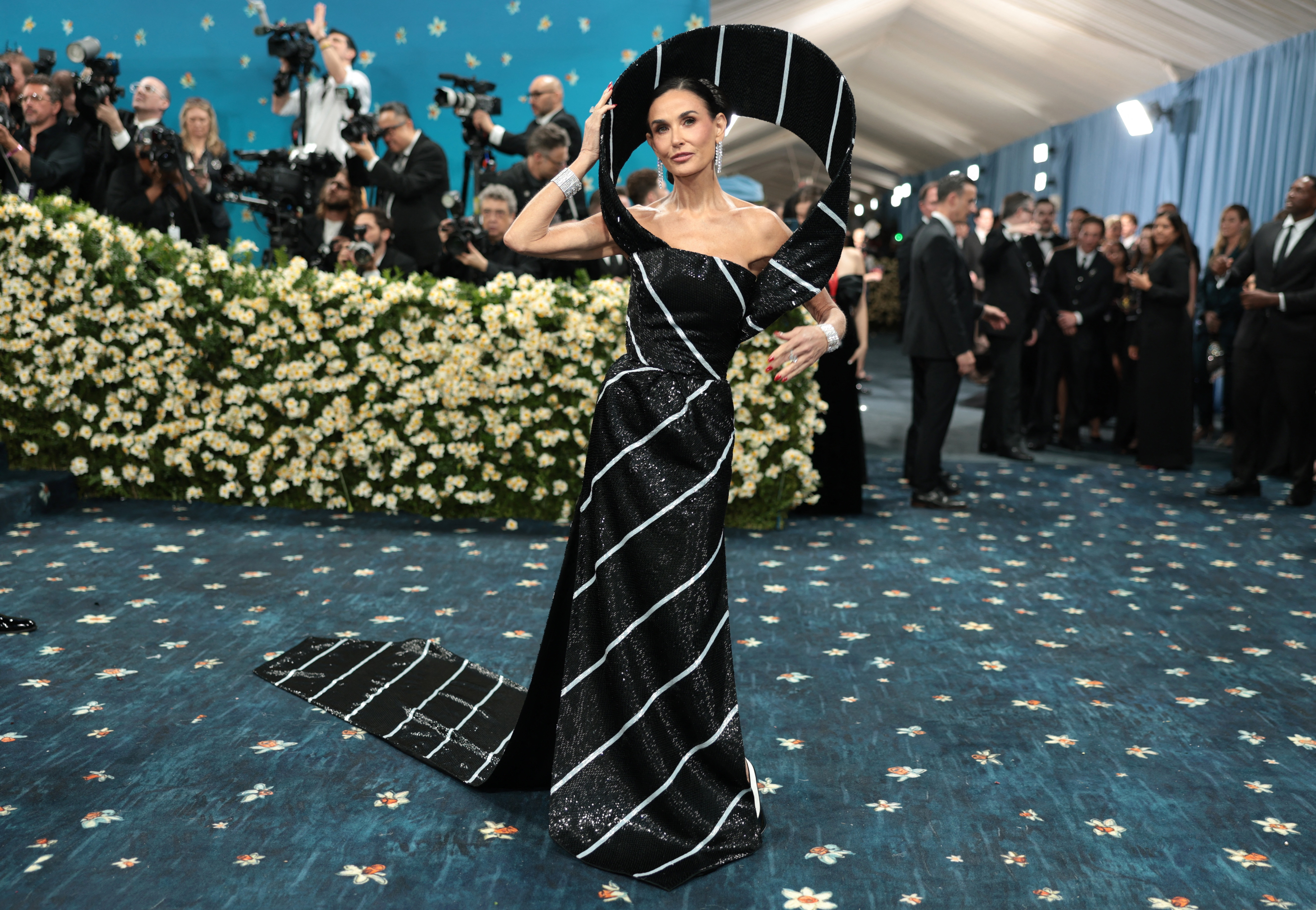 Met Gala 2025: Μαύρος δανδισμός, ανδρόγυνα στυλ και μία… εγκυμοσύνη-9