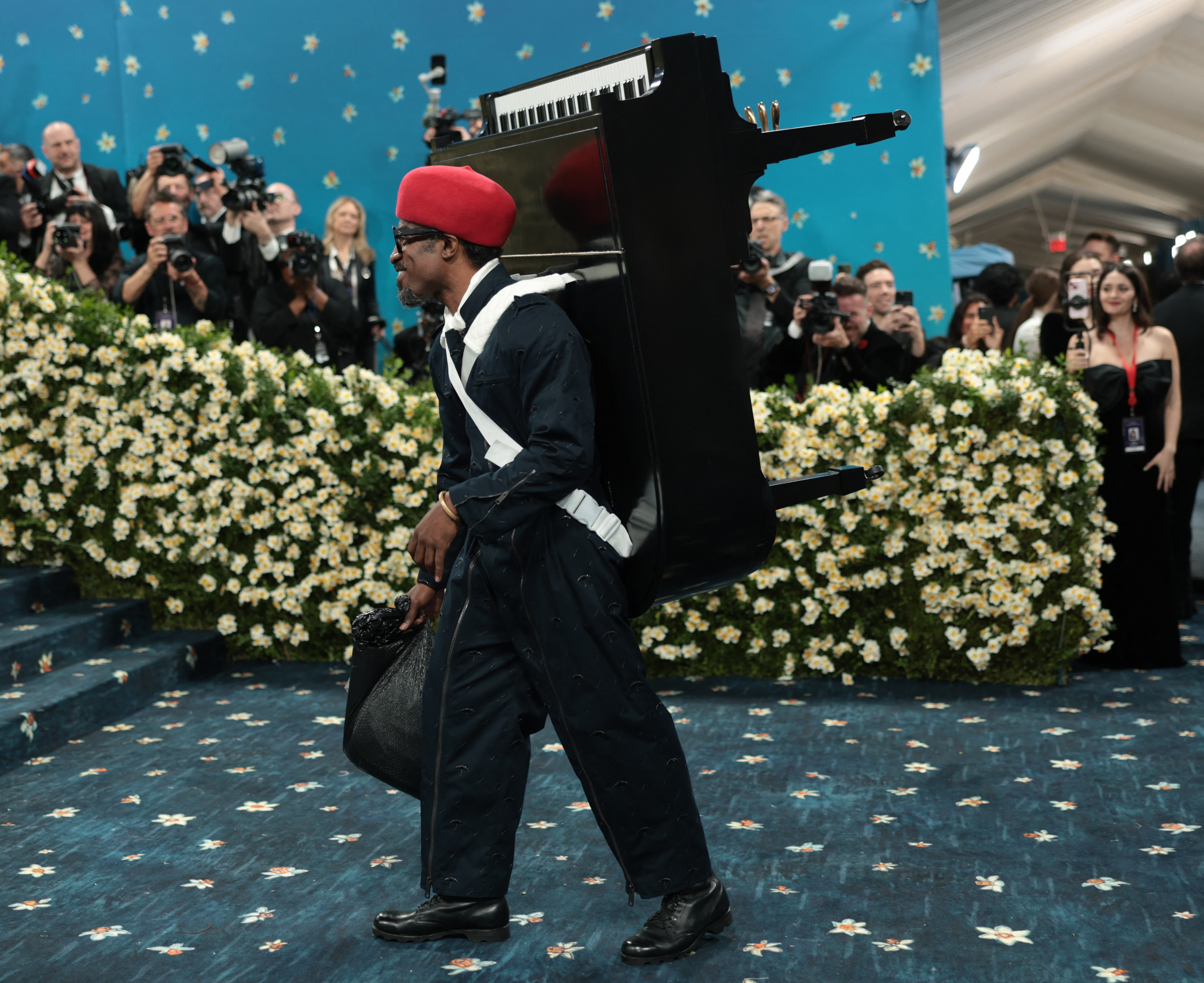 Met Gala 2025: Μαύρος δανδισμός, ανδρόγυνα στυλ και μία… εγκυμοσύνη-15