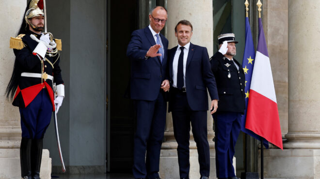 μακρόν-και-μερτς-ανασυντάσσονται-μ-563599477