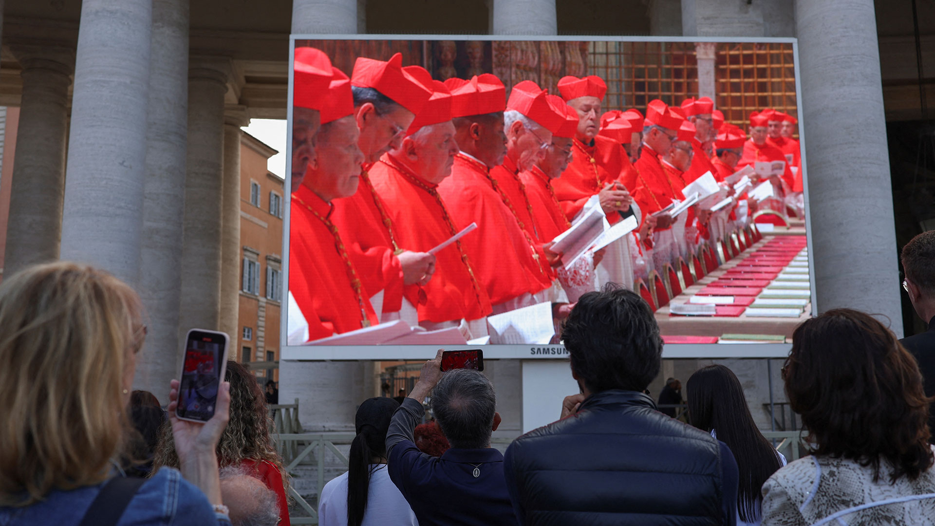 Μαύρος καπνός στο Βατικανό – Η πρώτη ψηφοφορία δεν έσπασε την παράδοση αιώνων-4