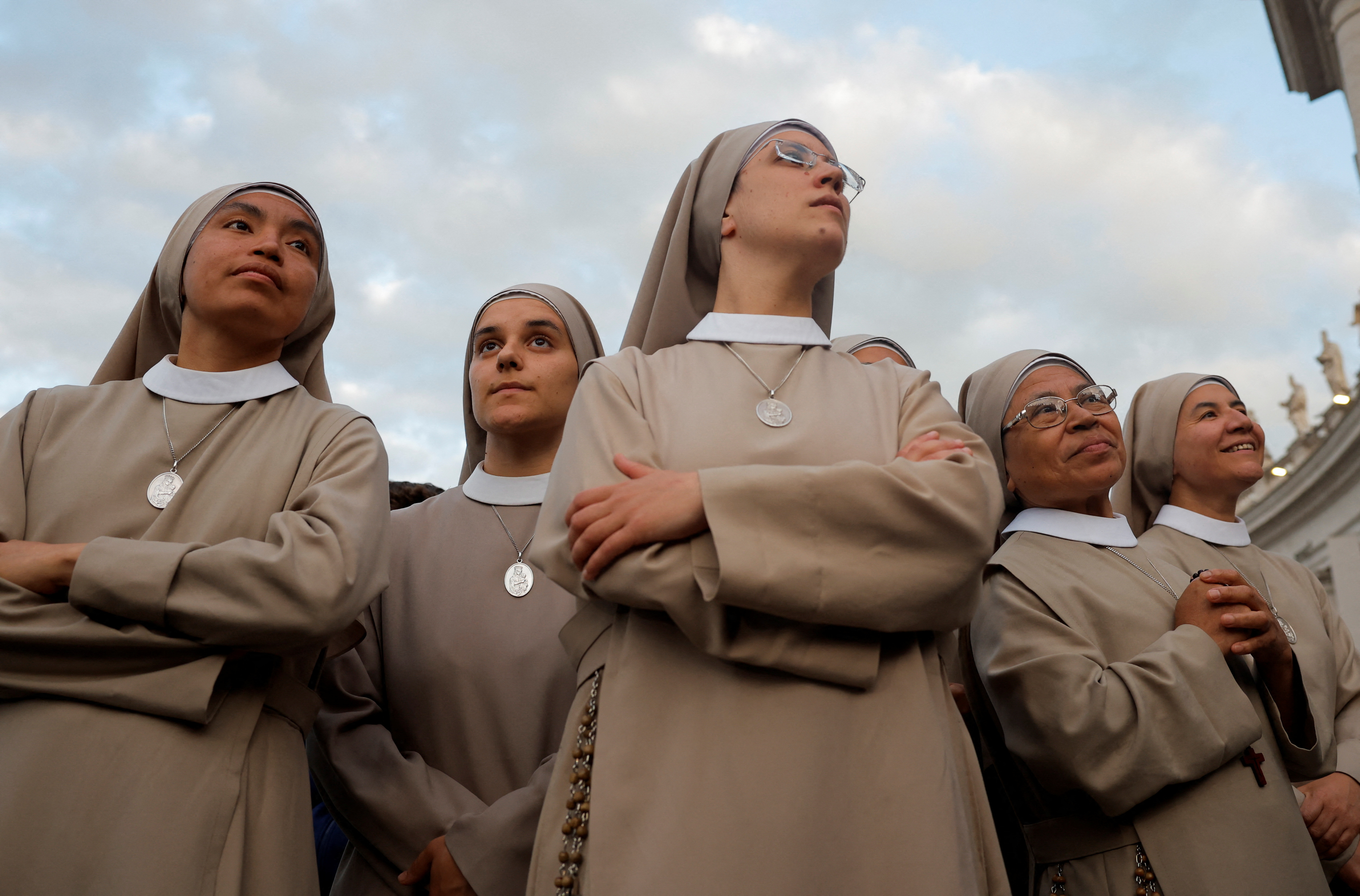 Μαύρος καπνός στο Βατικανό – Η πρώτη ψηφοφορία δεν έσπασε την παράδοση αιώνων-5