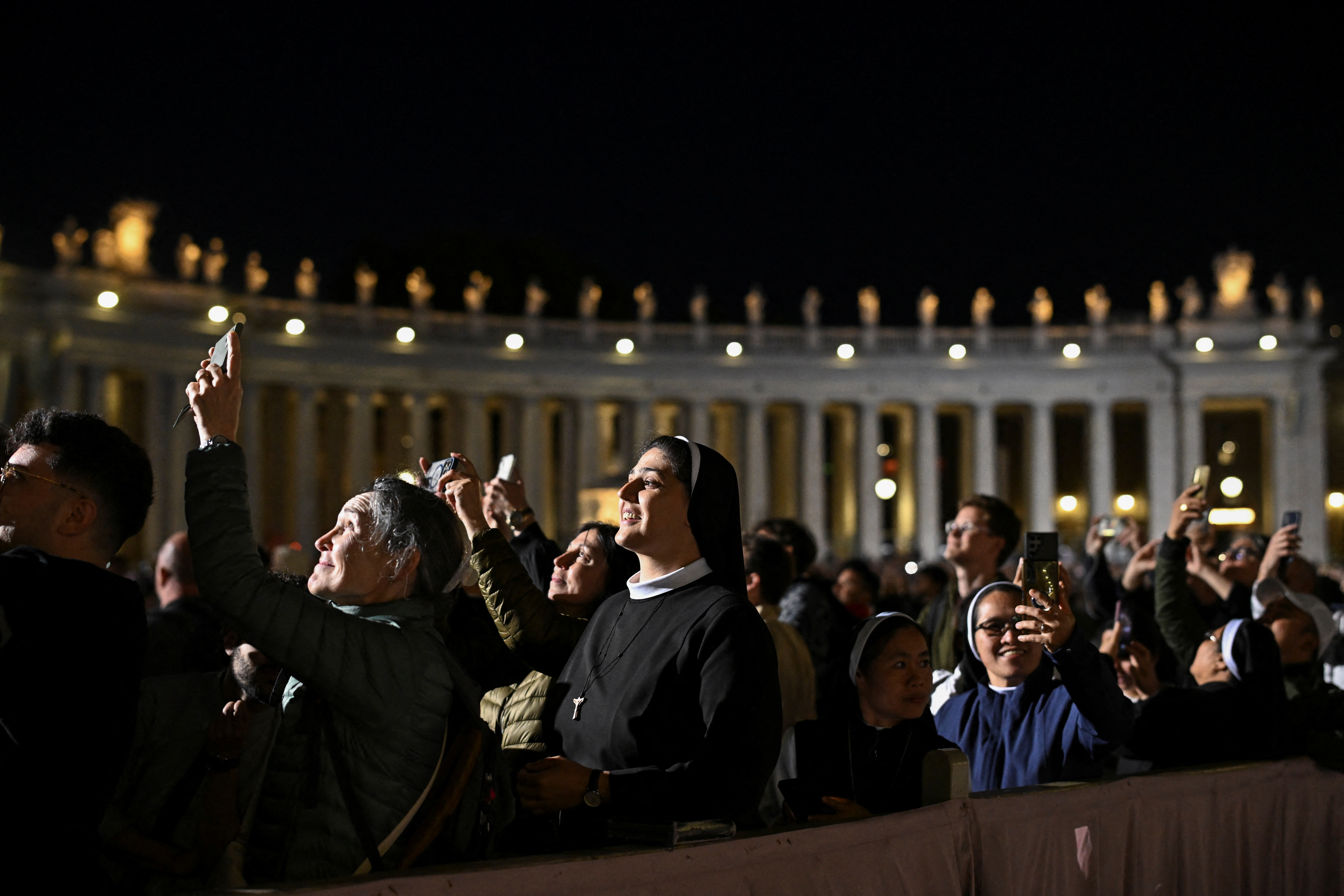 Μαύρος καπνός στο Βατικανό – Η πρώτη ψηφοφορία δεν έσπασε την παράδοση αιώνων-3