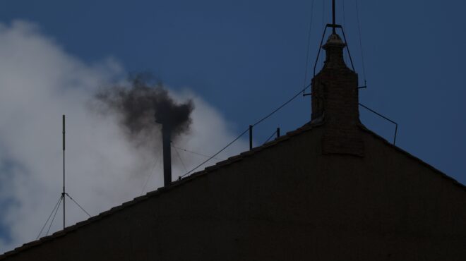 μαύρος-καπνός-ξανά-για-τον-νέο-πάπα-to-α-563601280