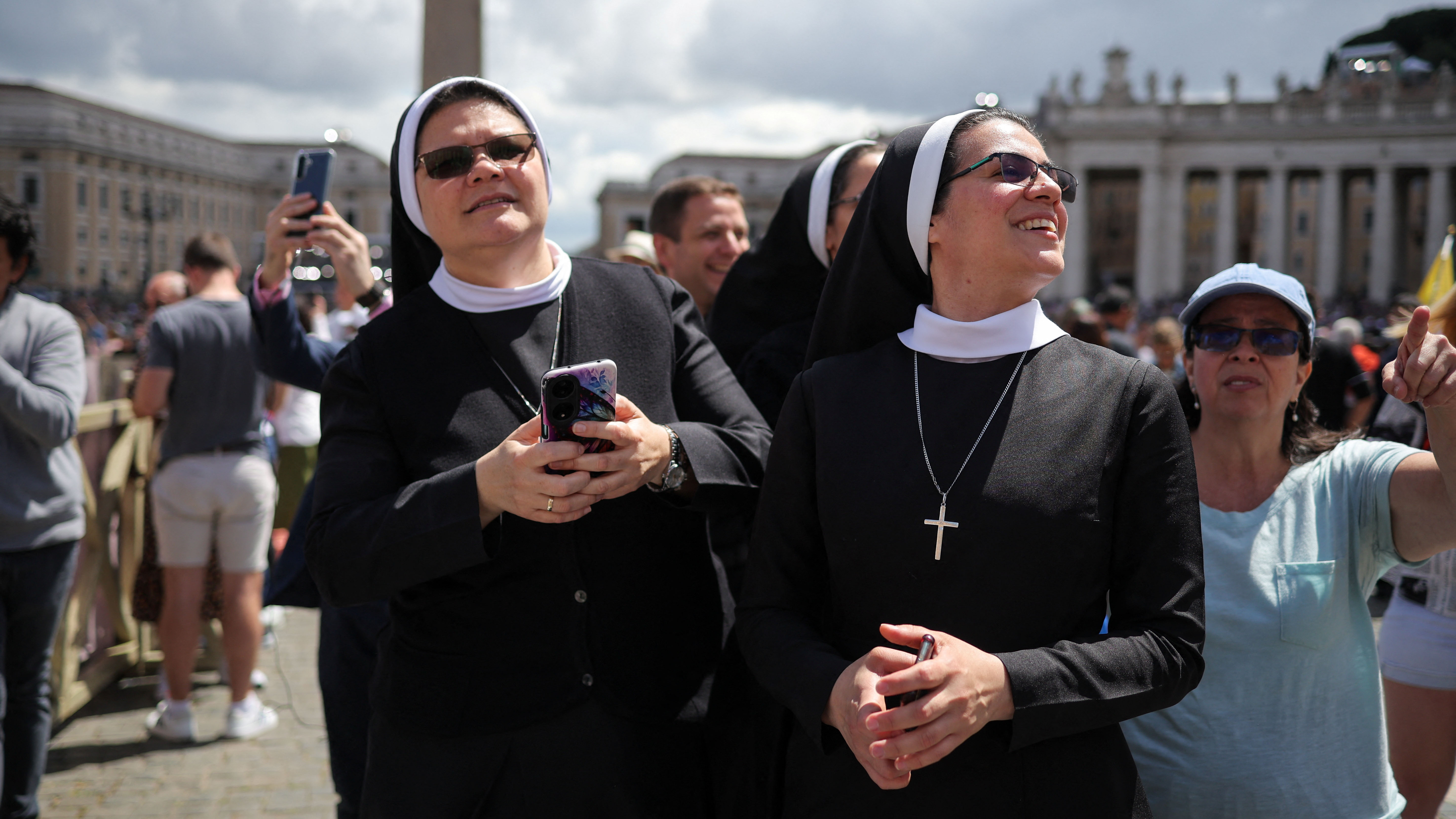 Πάπας Λέων ΙΔʼ: Οι τρεις συμβολισμοί της πρώτης εμφάνισης-2