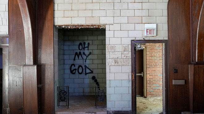 στον-εγκαταλειμμένο-οίκο-του-θεού-563604292