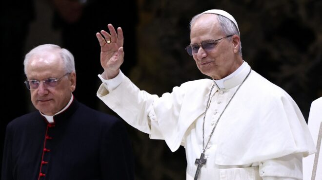 πάπας-λέων-σε-δημοσιογράφους-να-βάλου-563607550