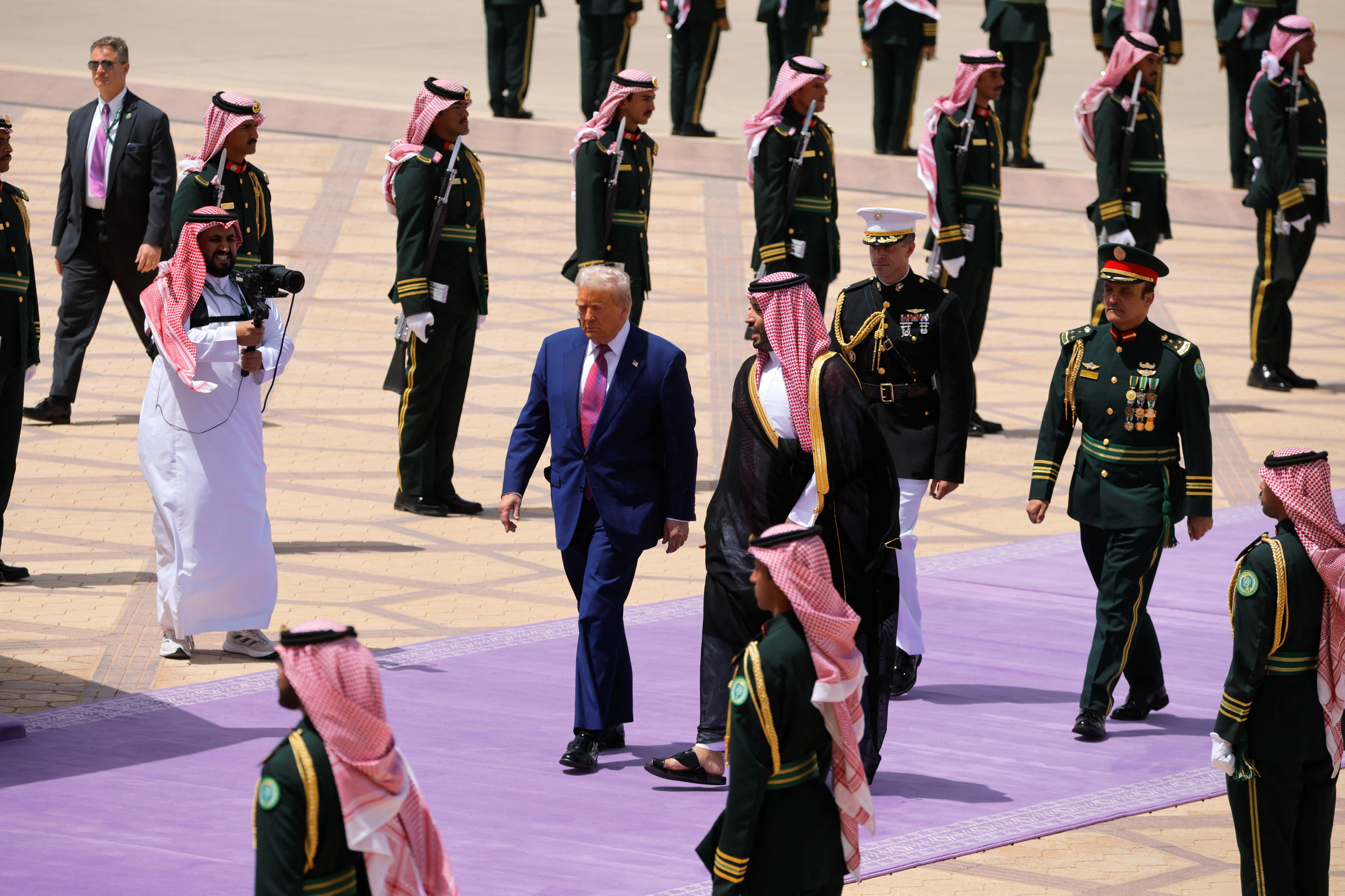 Με μαχητικά και μοβ χαλί η υποδοχή Τραμπ στο Ριάντ – Και ο Μασκ στην περιοδεία-8