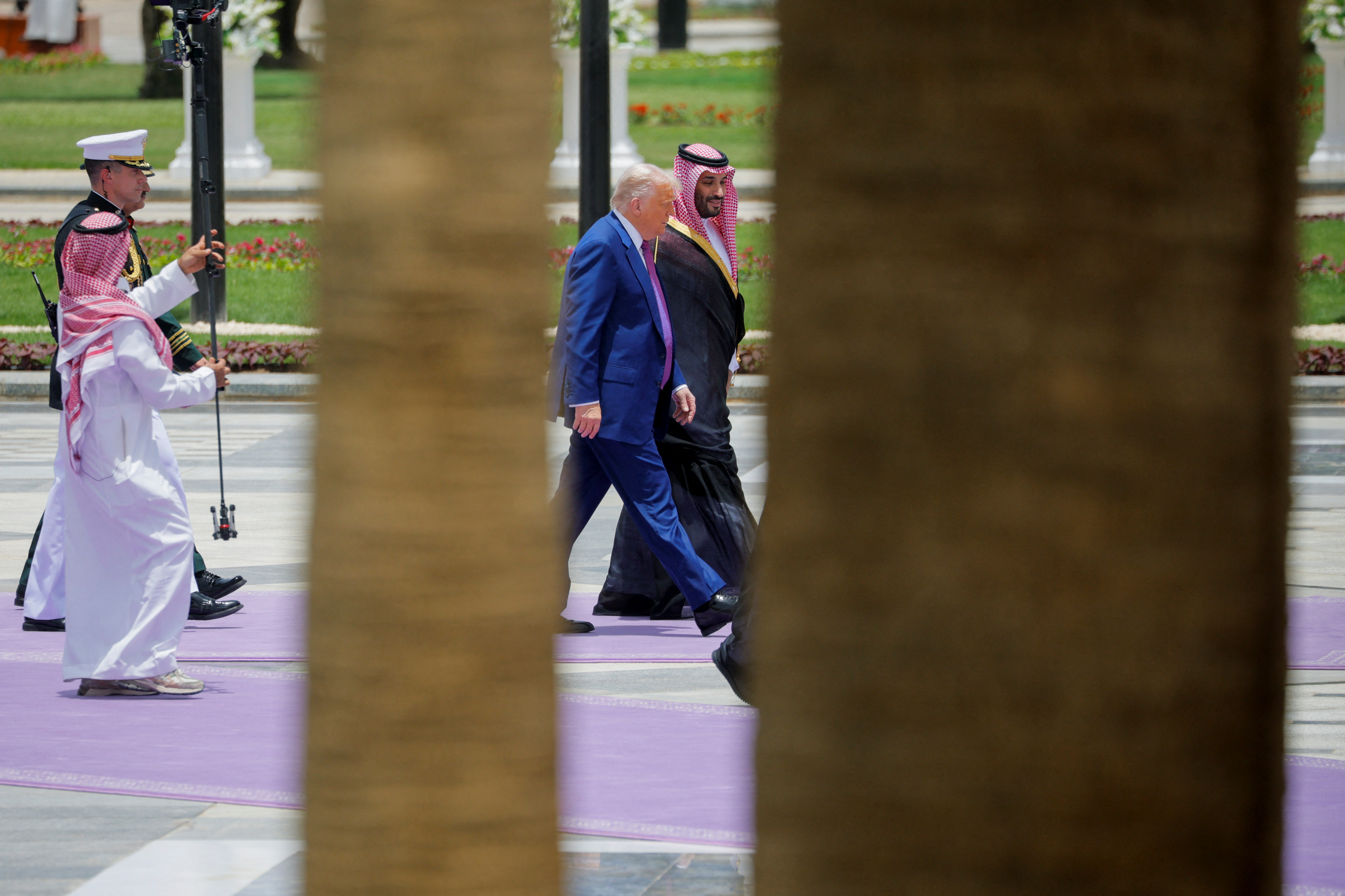 Με μαχητικά και μοβ χαλί η υποδοχή Τραμπ στο Ριάντ – Και ο Μασκ στην περιοδεία-5