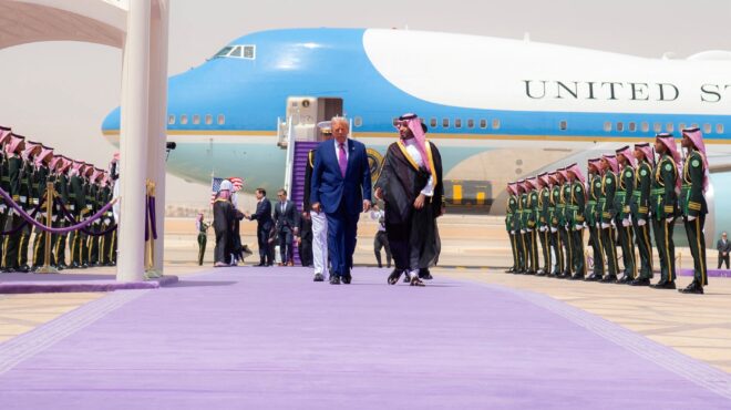 με-μαχητικά-και-μοβ-χαλί-η-υποδοχή-τραμ-563609368