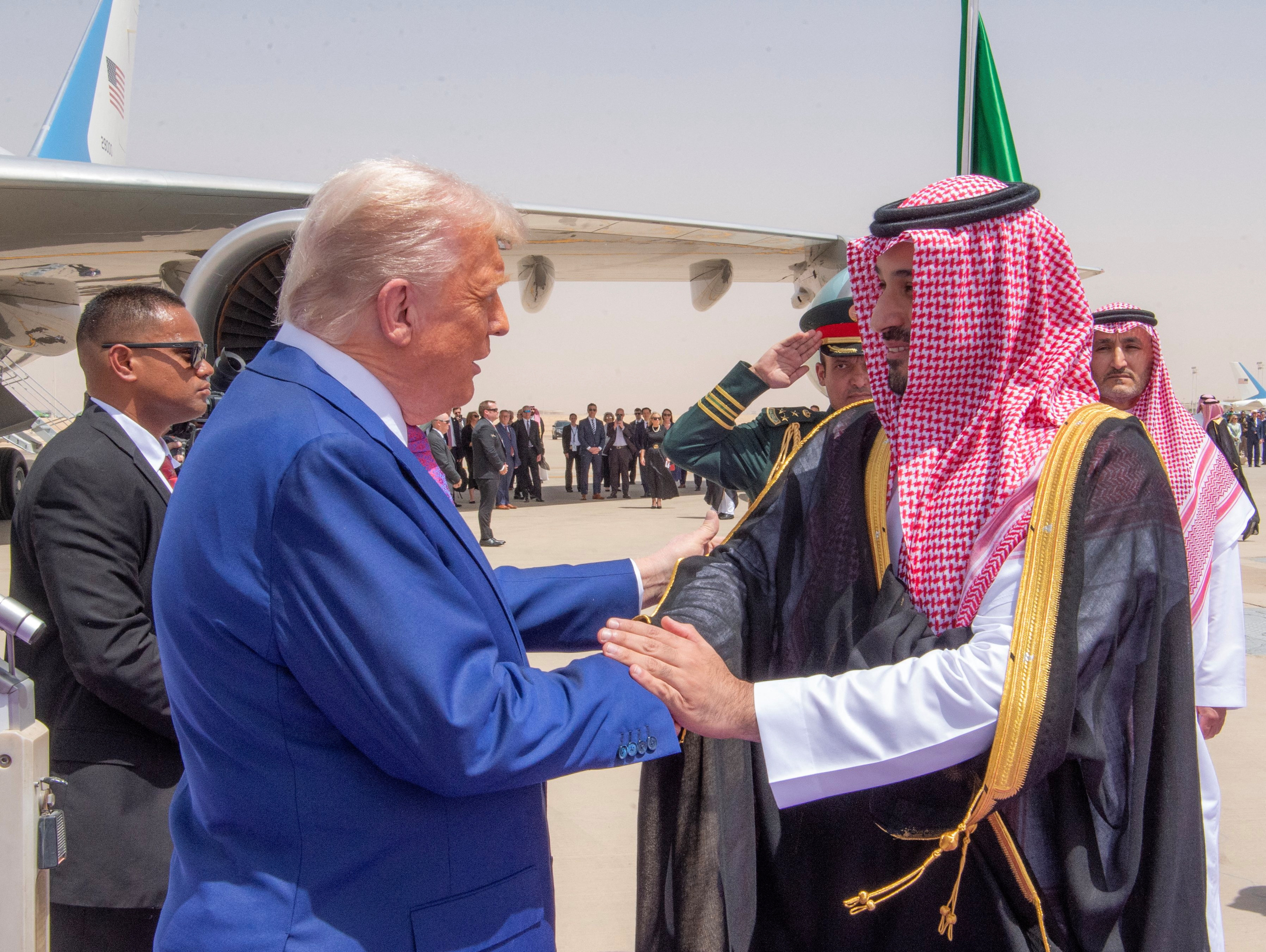 Με μαχητικά και μοβ χαλί η υποδοχή Τραμπ στο Ριάντ – Και ο Μασκ στην περιοδεία-2