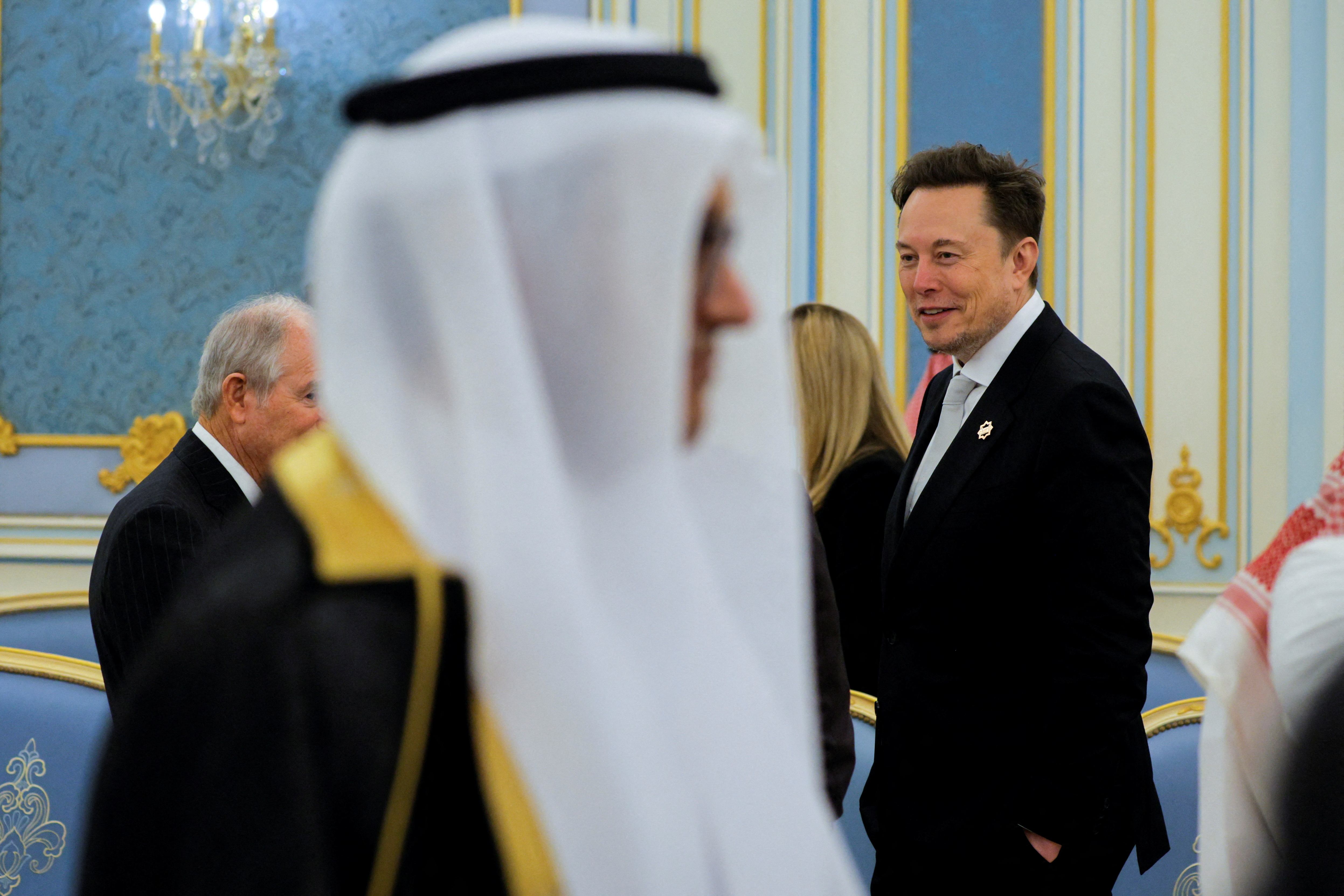 Με μαχητικά και μοβ χαλί η υποδοχή Τραμπ στο Ριάντ – Και ο Μασκ στην περιοδεία-4