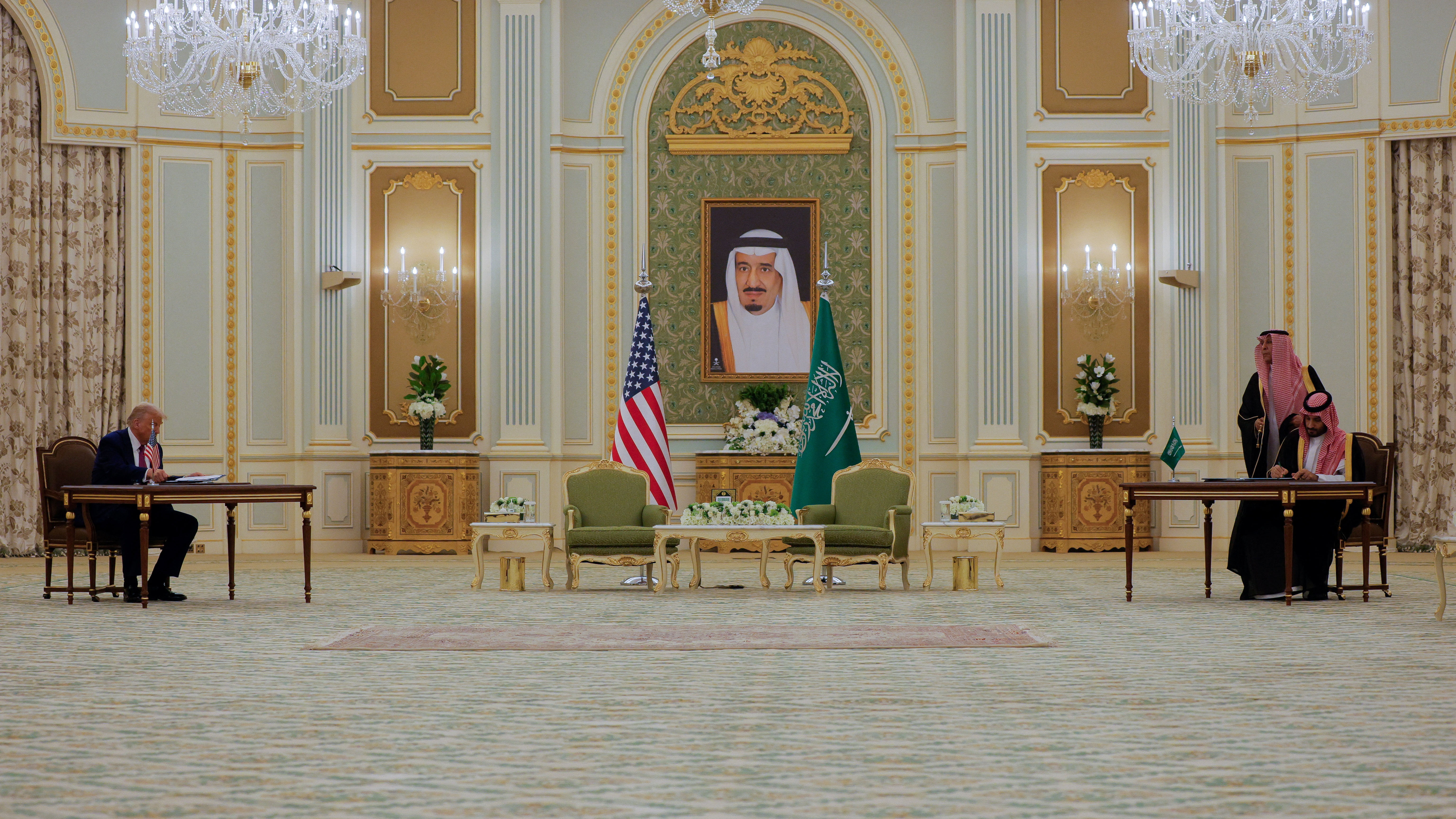 Τραμπ και Μπιν Σαλμάν υπέγραψαν στρατηγική οικονομική συμφωνία-1