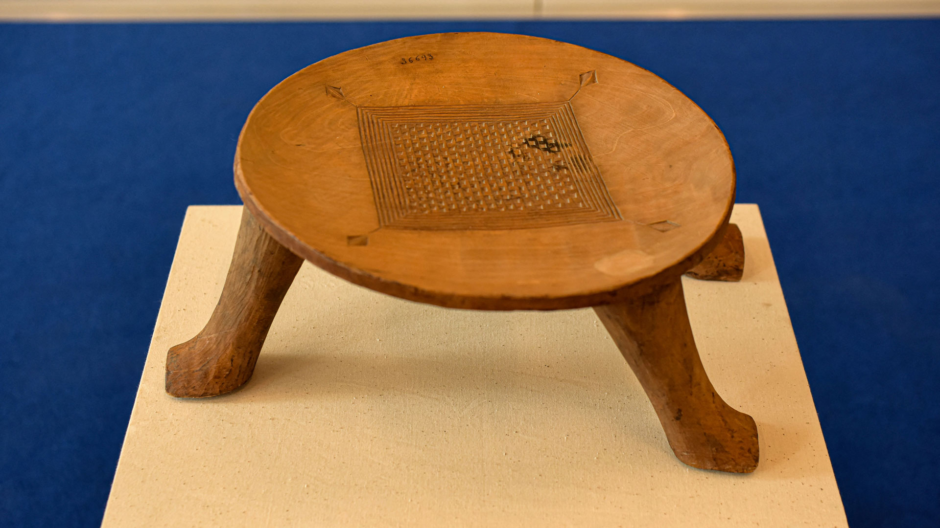 Η Φινλανδία παρέδωσε στο Μπενίν ένα τελετουργικό σκαμνί του 17ου αιώνα-1