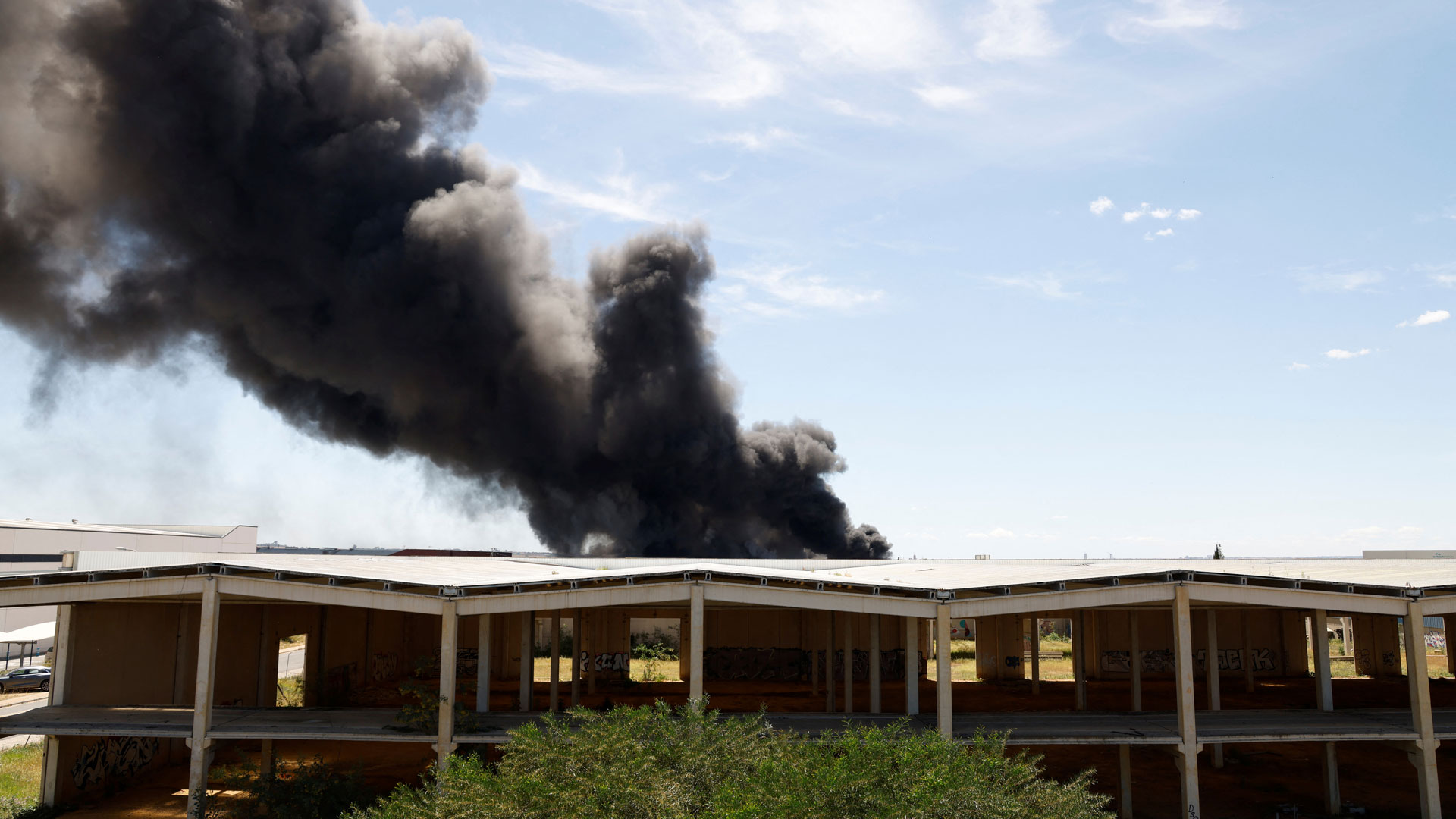 Ισπανία: Πυρκαγιά σε αποθήκη φύλαξης χημικών – «Κλείστε πόρτες και παράθυρα»-2