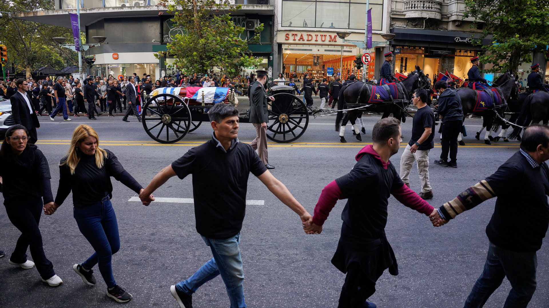 Ουρουγουάη: «Σε ευχαριστούμε Πέπε» – Πλήθος κόσμου αποχαιρετά τον πρώην πρόεδρο Μουχίκα-4