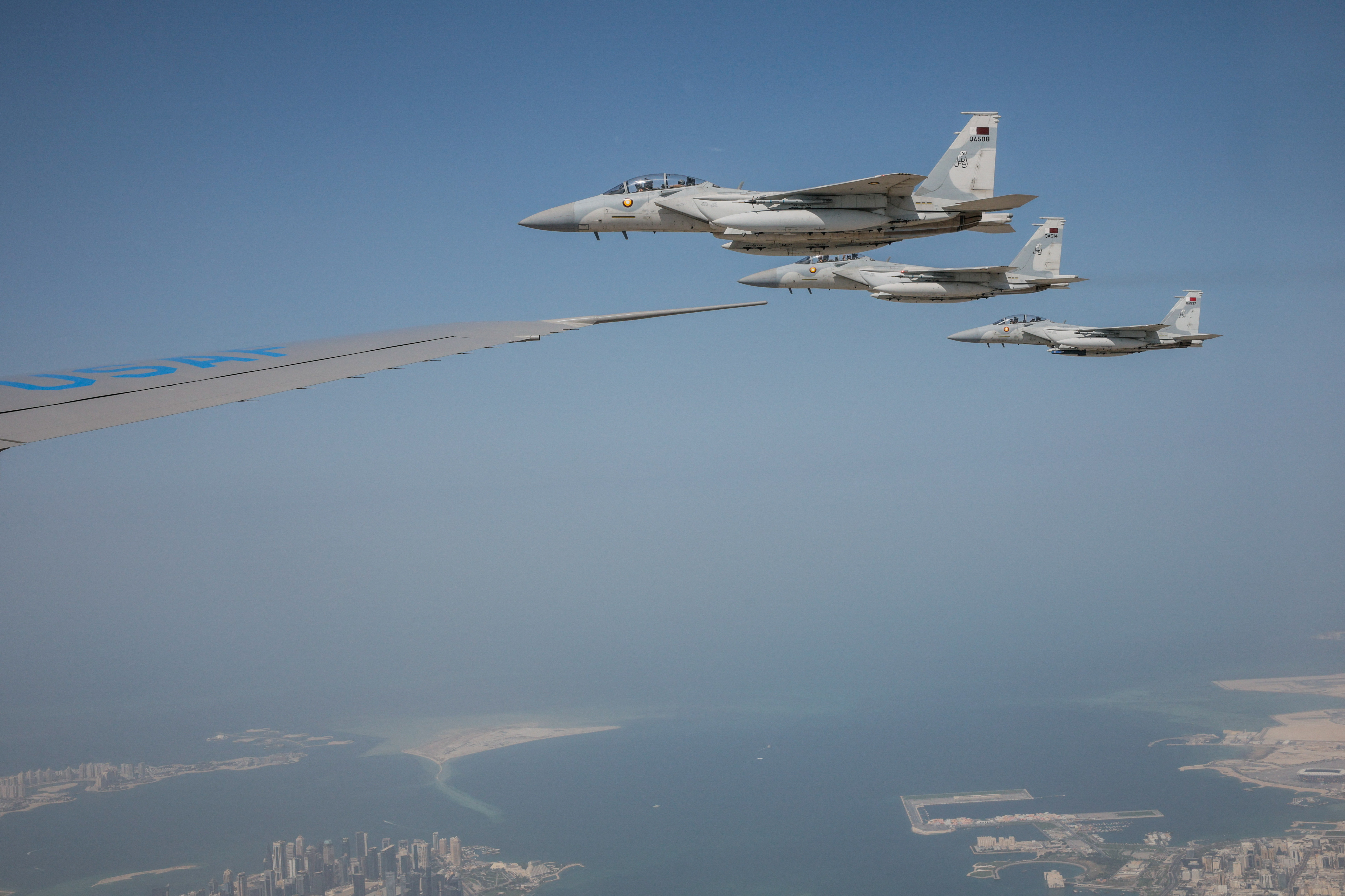 Viral η υποδοχή Τραμπ στα ΗΑΕ με κορίτσια που ανεμίζουν τα μαύρα τους μαλλιά – «Τους αγαπώ»-1