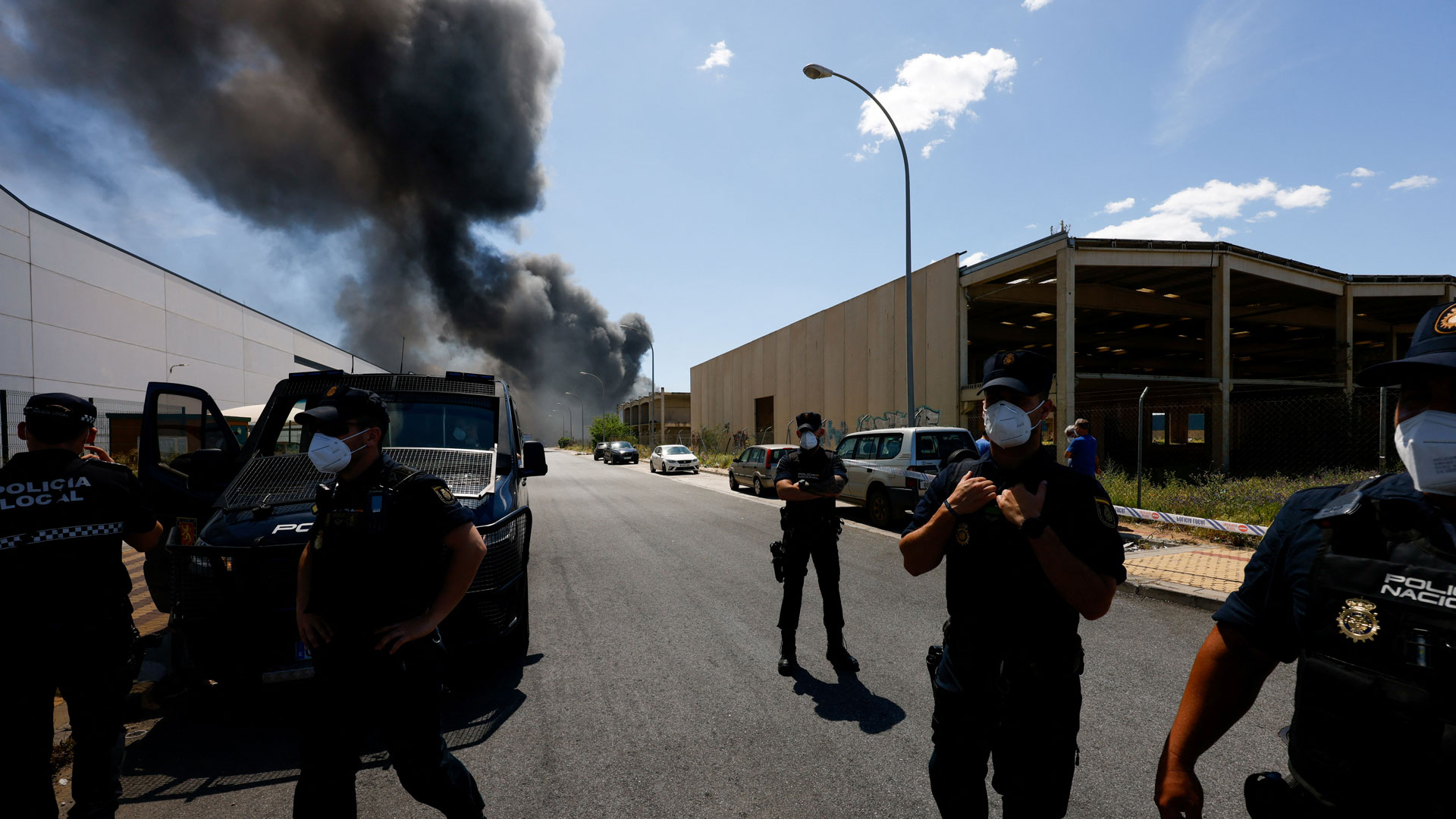 Ισπανία: Πυρκαγιά σε αποθήκη φύλαξης χημικών – «Κλείστε πόρτες και παράθυρα»-1