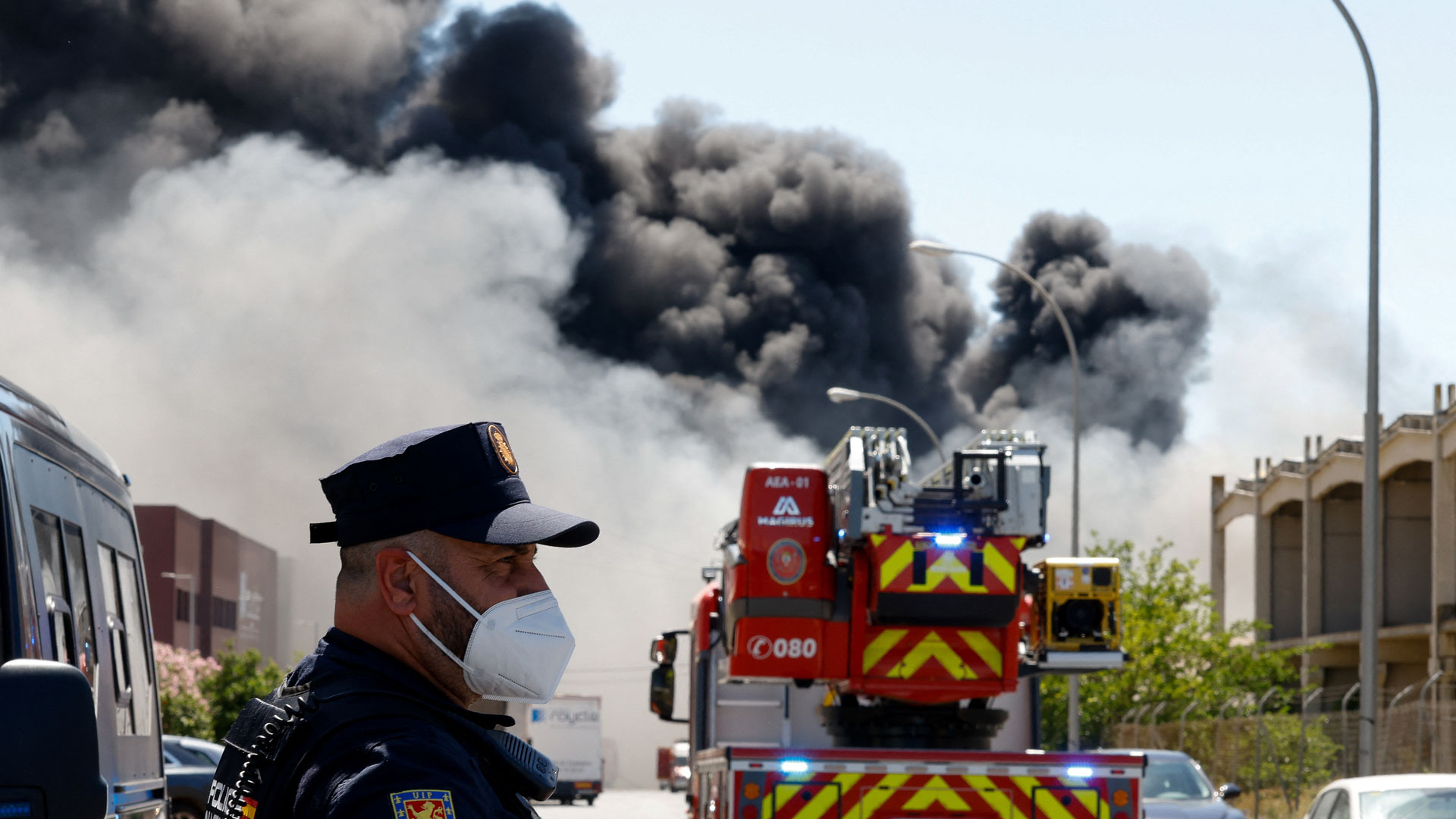 Ισπανία: Πυρκαγιά σε αποθήκη φύλαξης χημικών – «Κλείστε πόρτες και παράθυρα»-3