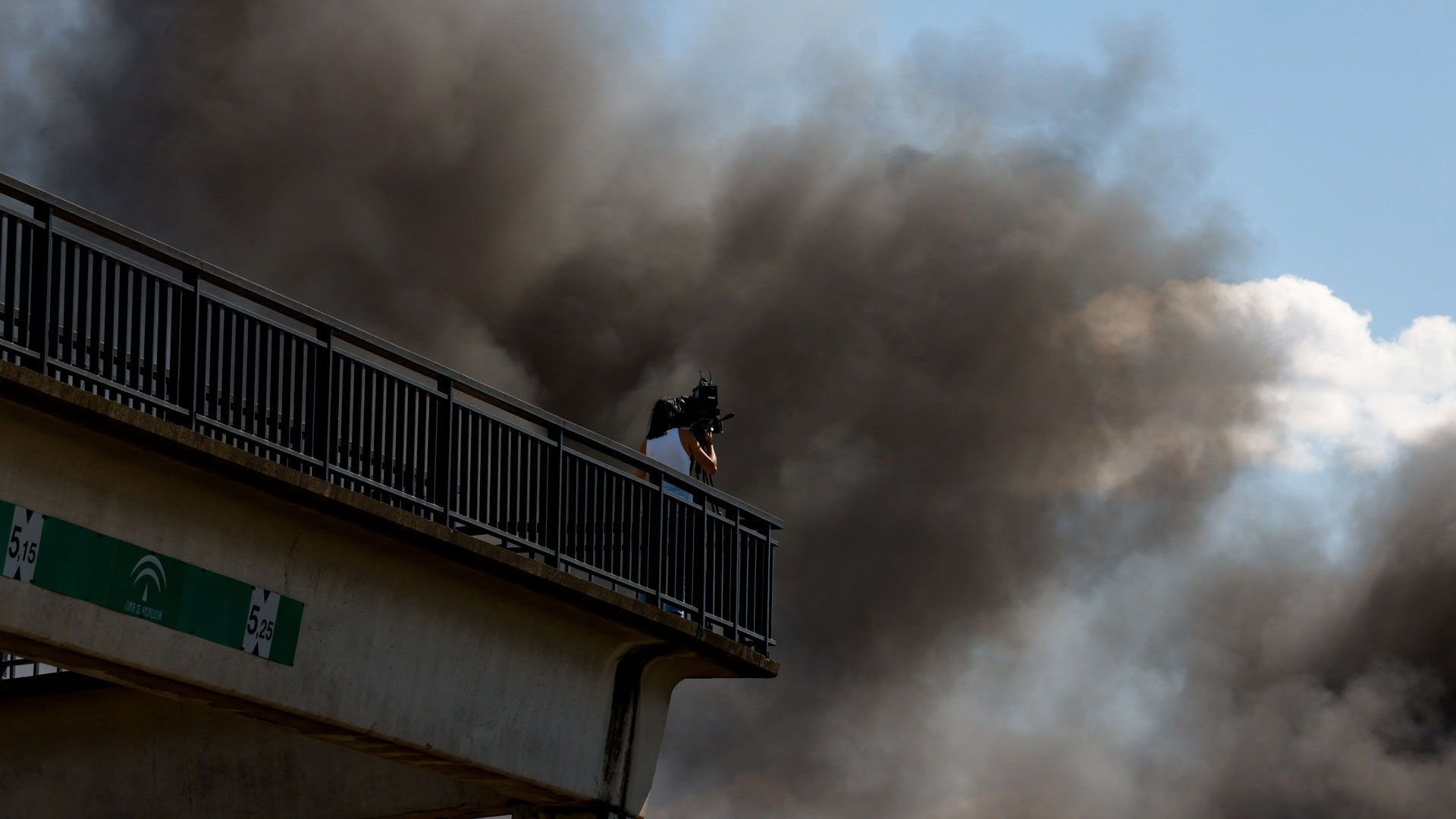 Ισπανία: Πυρκαγιά σε αποθήκη φύλαξης χημικών – «Κλείστε πόρτες και παράθυρα»-5