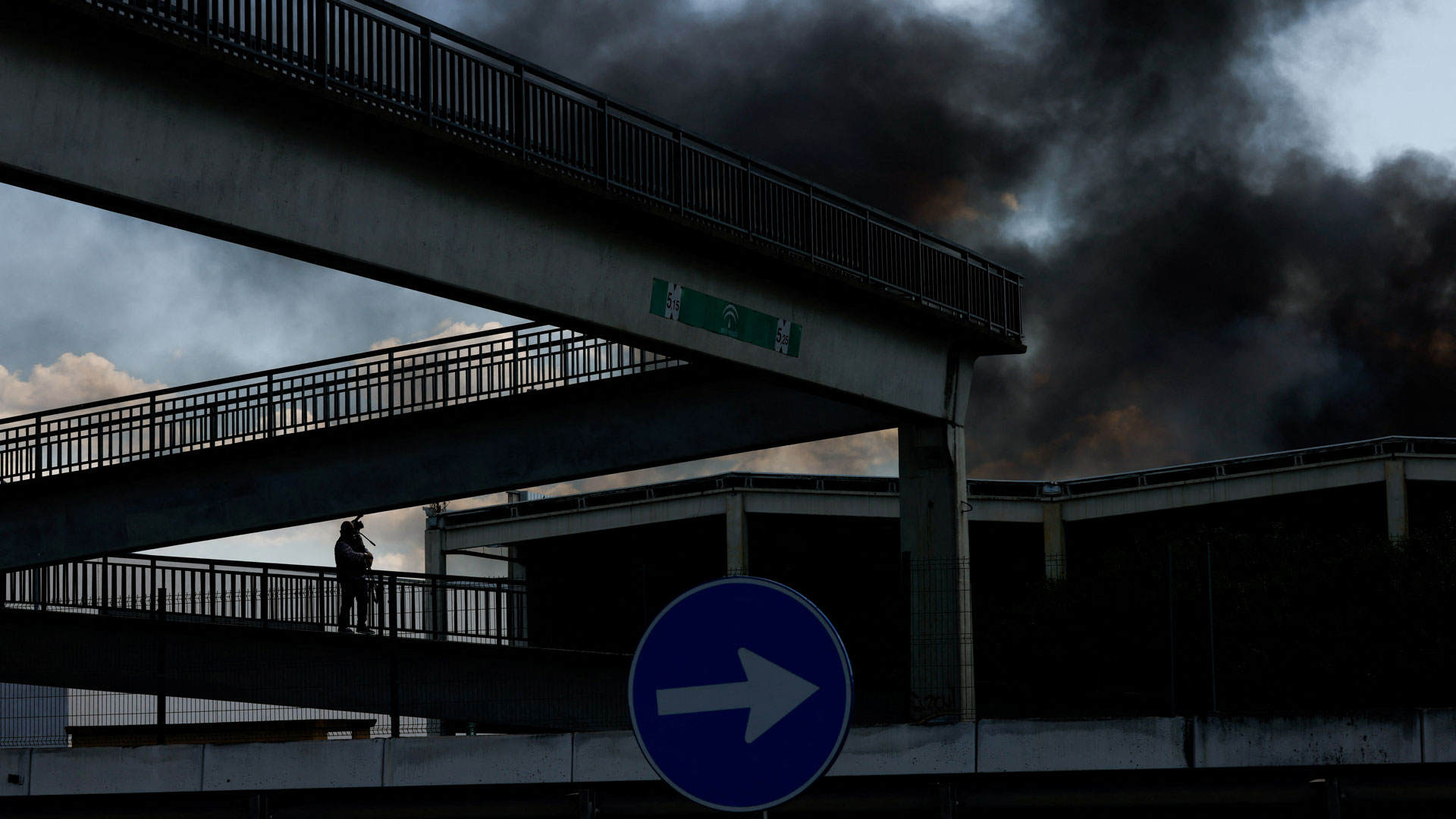 Ισπανία: Πυρκαγιά σε αποθήκη φύλαξης χημικών – «Κλείστε πόρτες και παράθυρα»-4