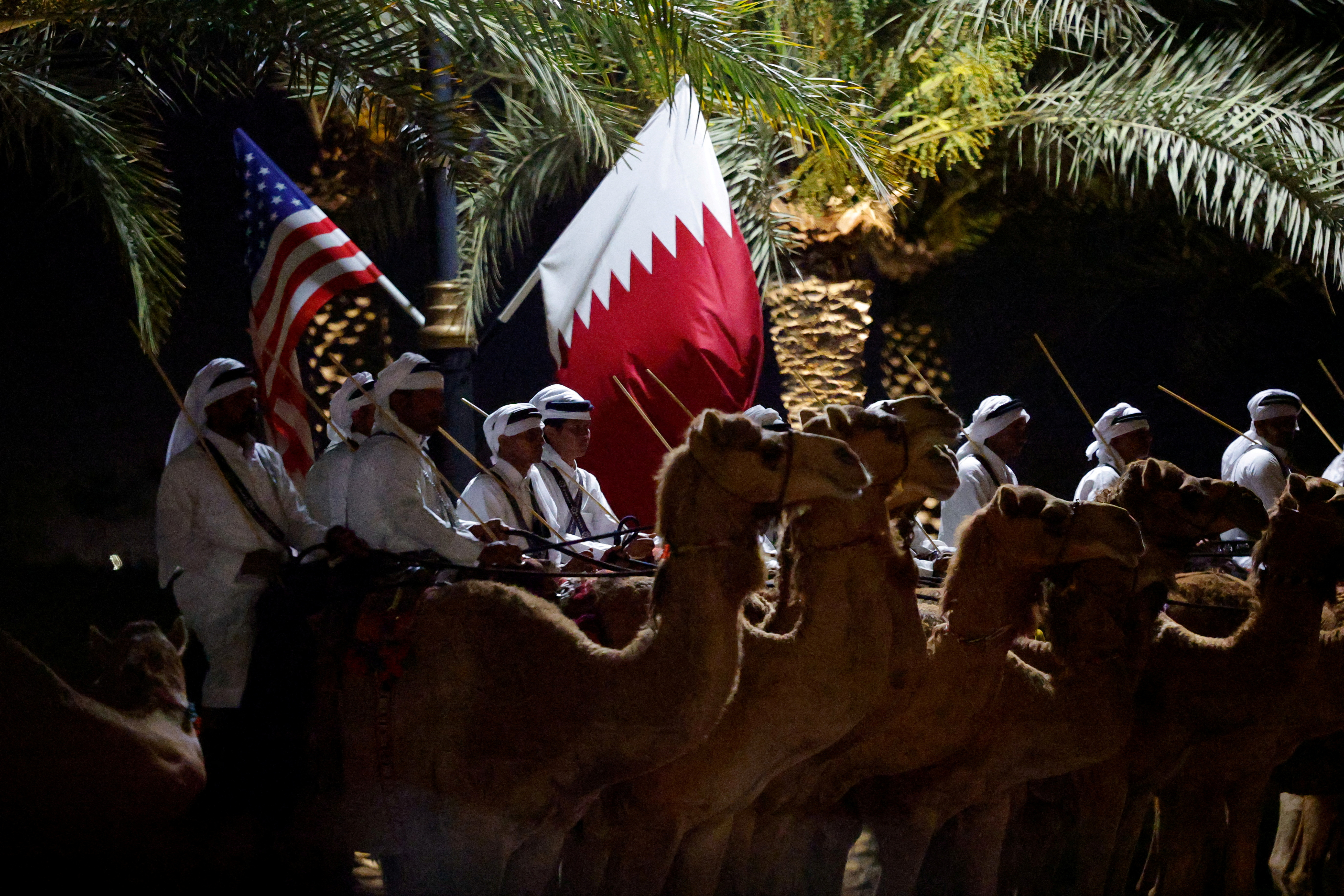 Viral η υποδοχή Τραμπ στα ΗΑΕ με κορίτσια που ανεμίζουν τα μαύρα τους μαλλιά – «Τους αγαπώ»-2