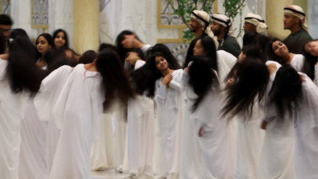 viral-η-υποδοχή-τραμπ-στα-ηαε-με-κορίτσια-πο-563615224