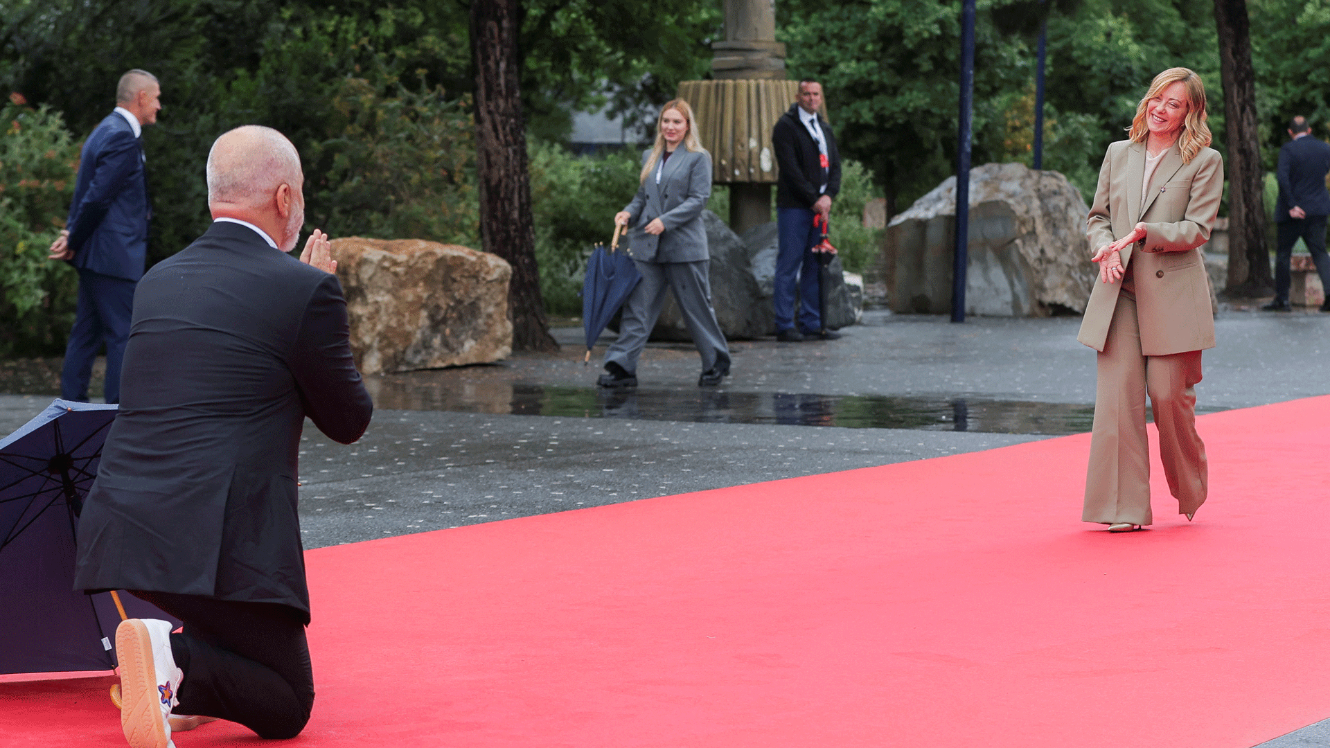 ο-ράμα-γονάτισε-για-να-υποδεχθεί-τη-μελ-563616115