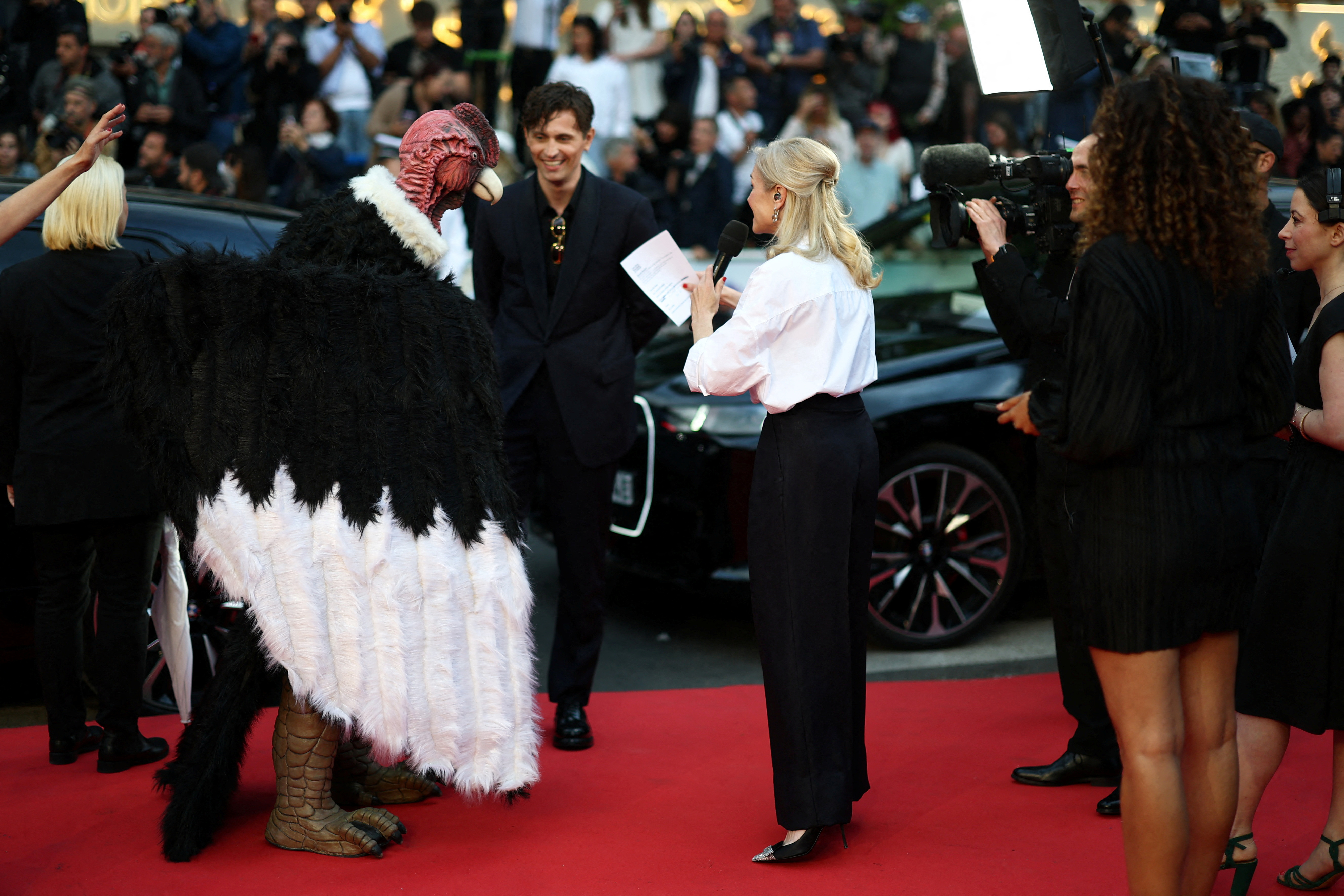 Τι γυρεύει ένας κόνδορας στο κόκκινο χαλί των Καννών-3