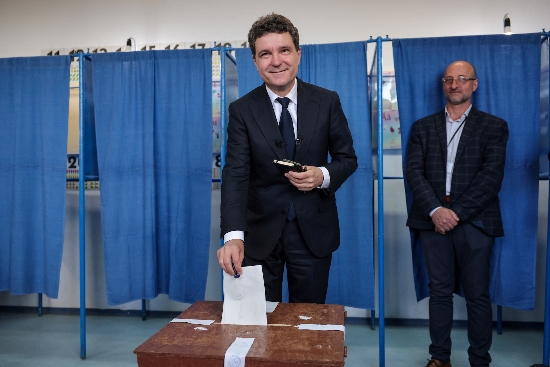 Εκλογές στη Ρουμανία: Ηττα του ακροδεξιού Σιμιόν δείχνουν τα exit polls-2