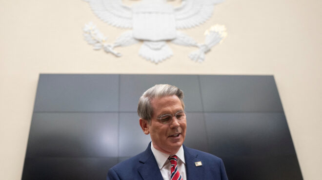 μπέσεντ-ο-τραμπ-θέλει-να-βάλει-φωτιά-563628844