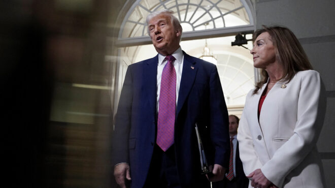 ο-τραμπ-ανακοινώνει-τον-χρυσό-θόλο-563622364