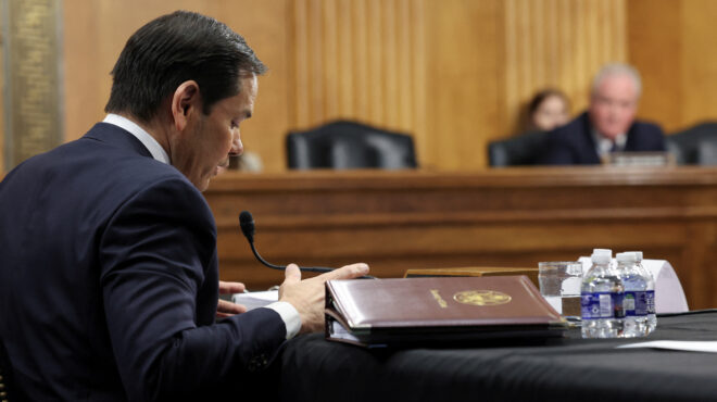 ο-ρούμπιο-υπερασπίζεται-τη-γραμμή-τρα-563622838