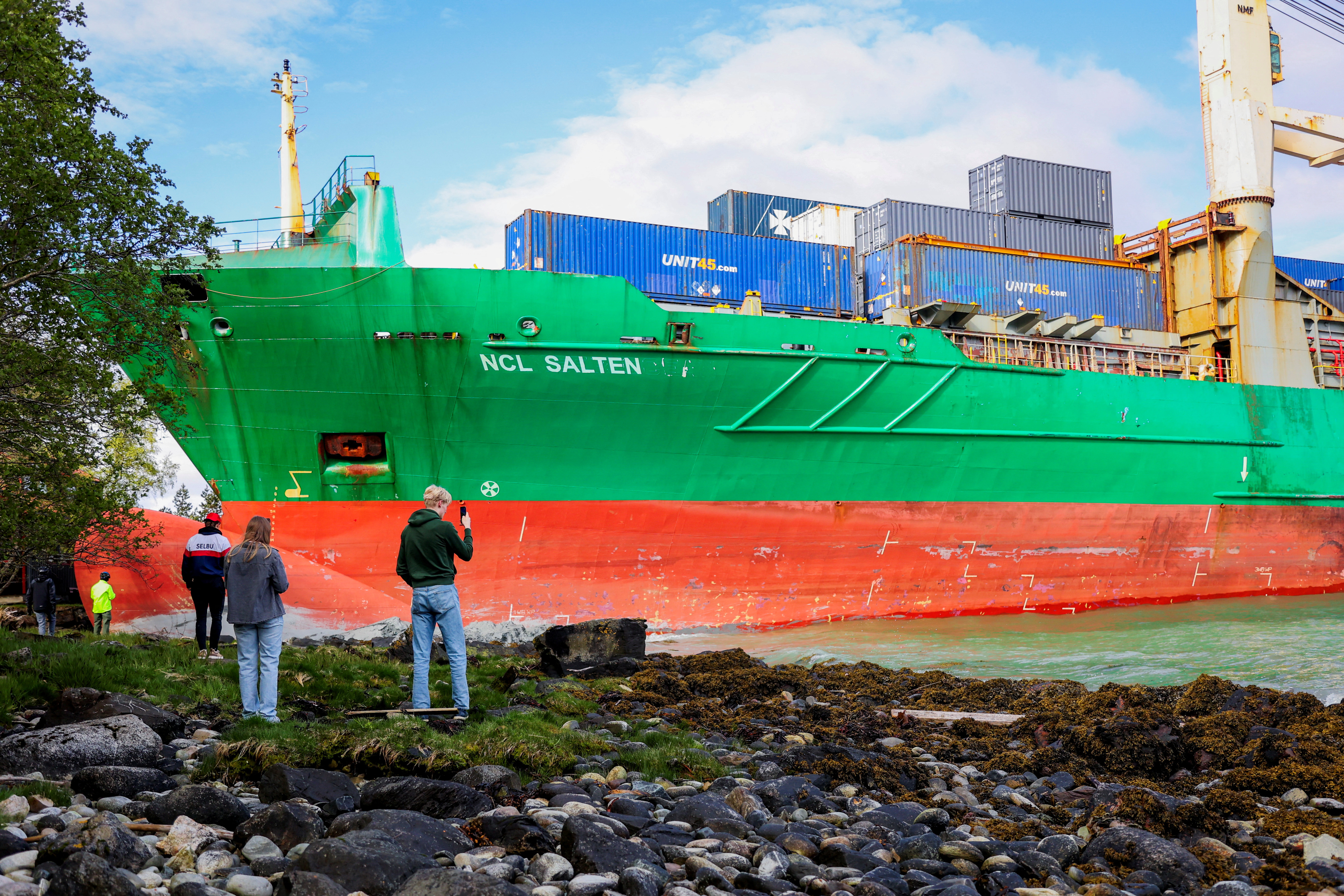 Ξύπνησε και βρήκε ένα πλοίο 135 μέτρων στον κήπο του – «Εξωπραγματικό»-1