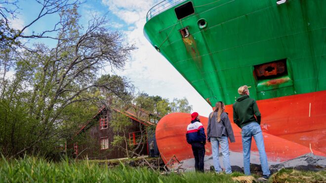 ξύπνησε-και-βρήκε-ένα-πλοίο-135-μέτρων-στ-563627884