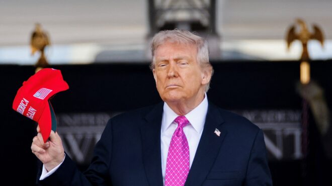 ο-τραμπ-υπεραμύνεται-της-απόφασής-του-563631787