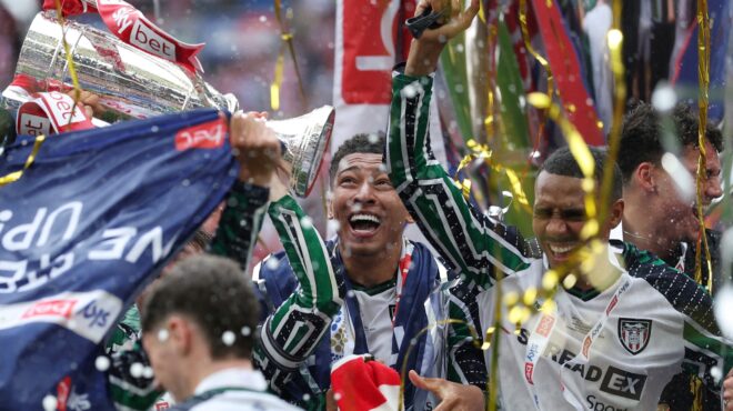 το-γλυκό-νιαούρισμα-των-μαύρων-γάτων-563632366