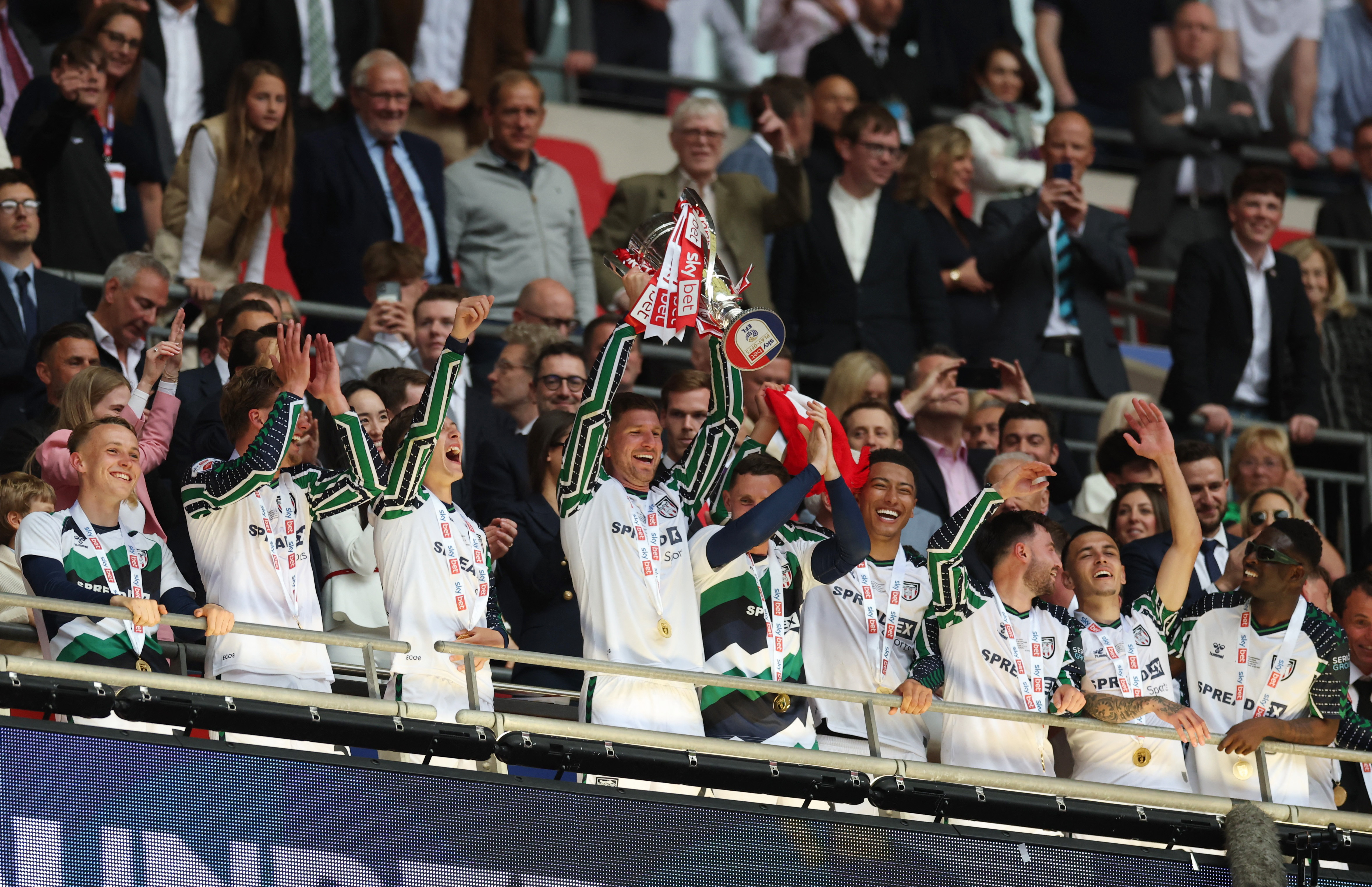 Το γλυκό νιαούρισμα των μαύρων γάτων-1