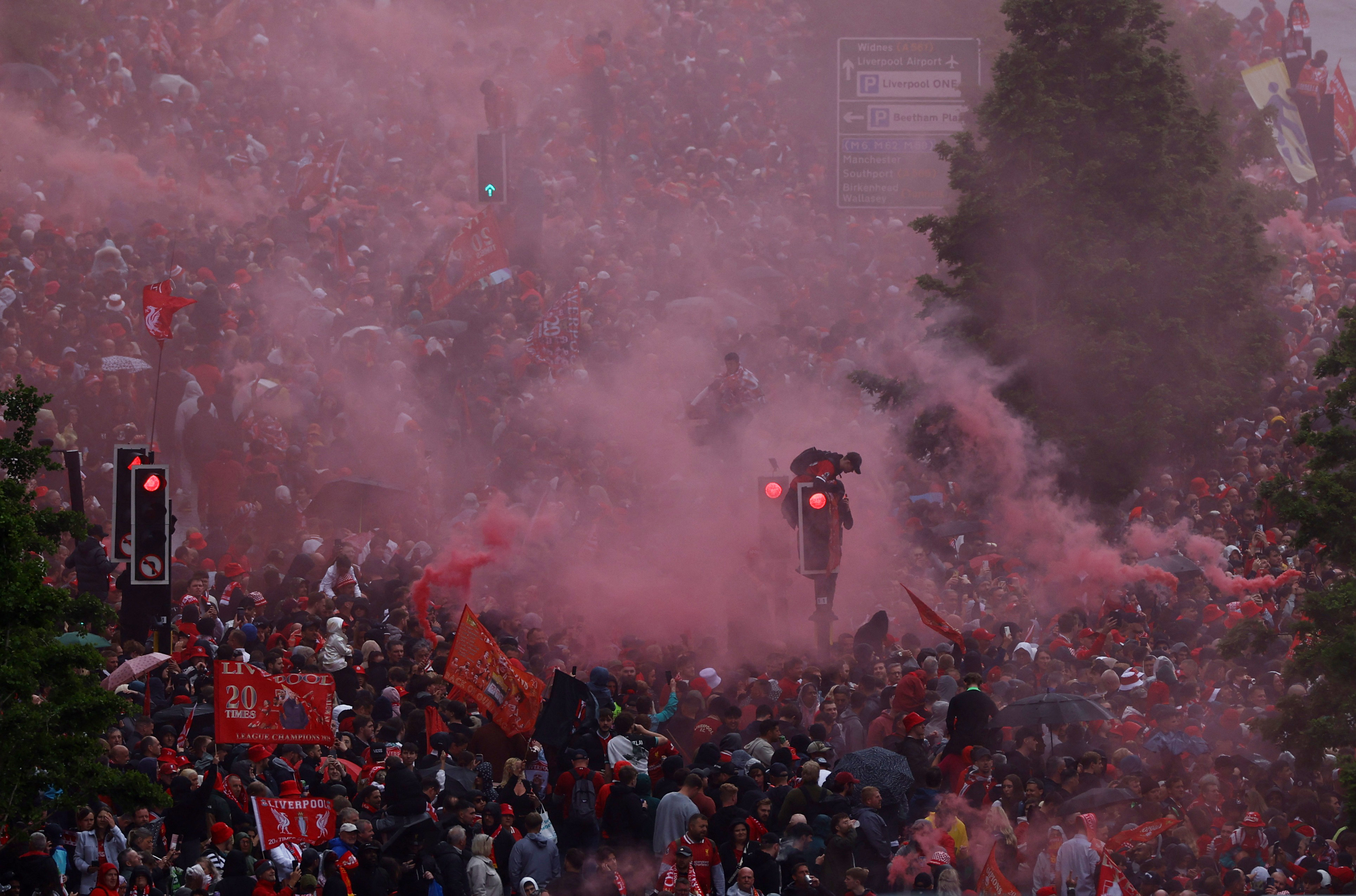 Το Λίβερπουλ βάφτηκε κόκκινο – Παρέλαση τίτλου για τους πρωταθλητές-3